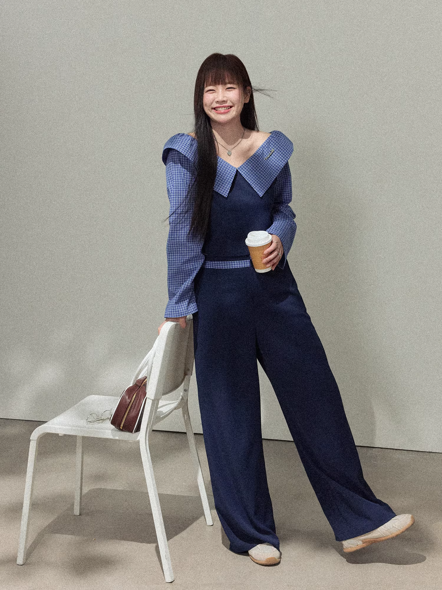 Quần áo thu đông cho nữ cỡ lớn: Bộ trang phục tôn dáng với áo phối họa tiết ca rô tinh tế và quần ống rộng lưng cao.