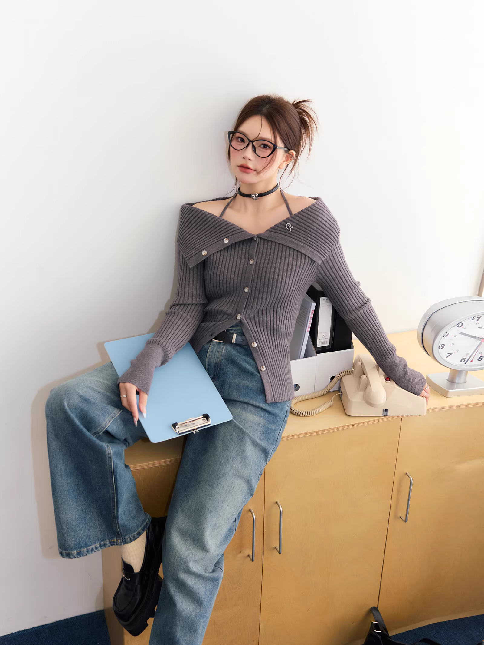 Bộ quần áo thu đông dành cho nữ cỡ lớn, kiểu Pháp thời trang, áo len ôm dáng tôn dáng với phần da lộ và quần jean sành điệu.