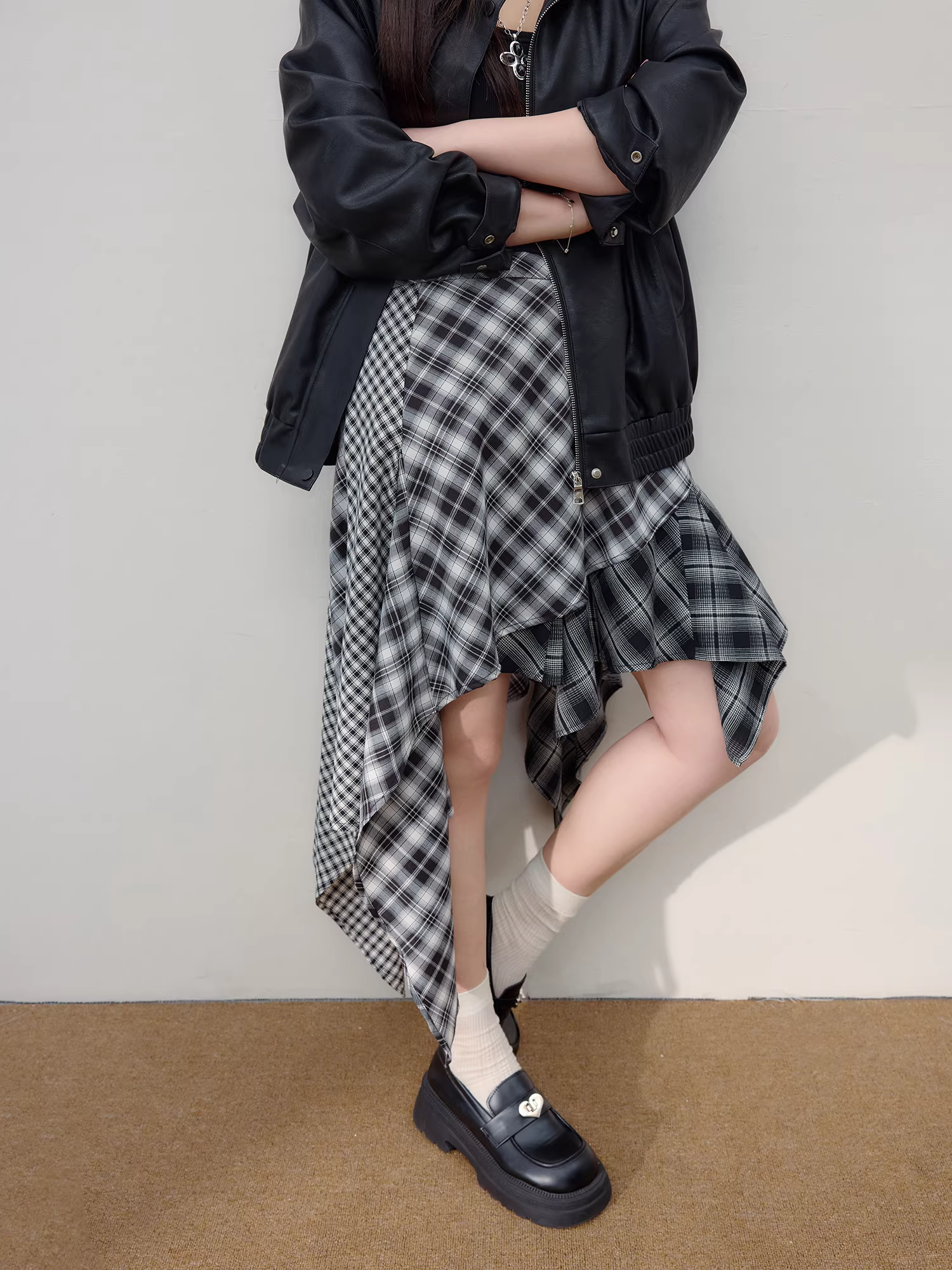 Quần áo nữ cỡ lớn dành cho người lớn, bộ áo khoác da phong cách Hàn Quốc ngọt ngào và cá tính cùng chân váy kẻ caro bất đối xứng.