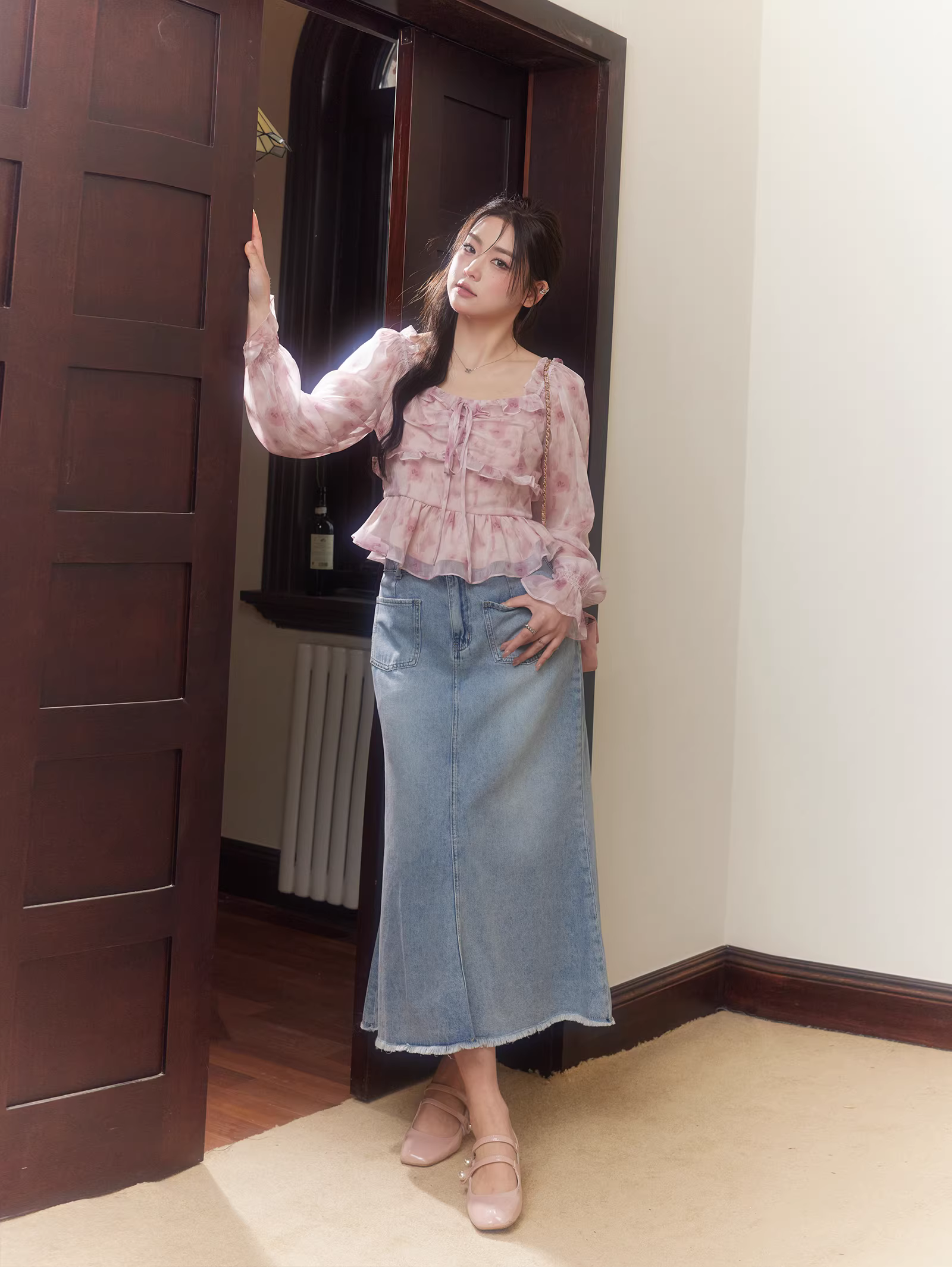 Bộ thời trang mùa xuân cho phụ nữ cỡ lớn, gồm áo hoa dáng ôm và chân váy denim cạp cao.