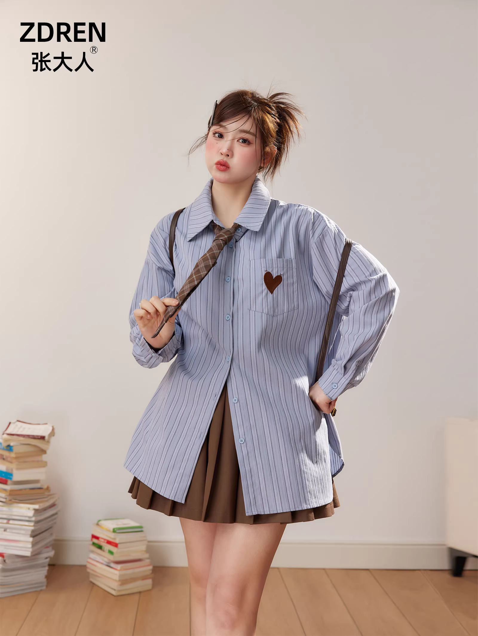 Trang phục phong cách preppy đầu xuân của Zhang Daren Quần áo nữ cỡ lớn dành cho những cô gái mũm mĩm Bộ đồ giảm béo áo sơ mi sọc váy xếp ly màu cà phê