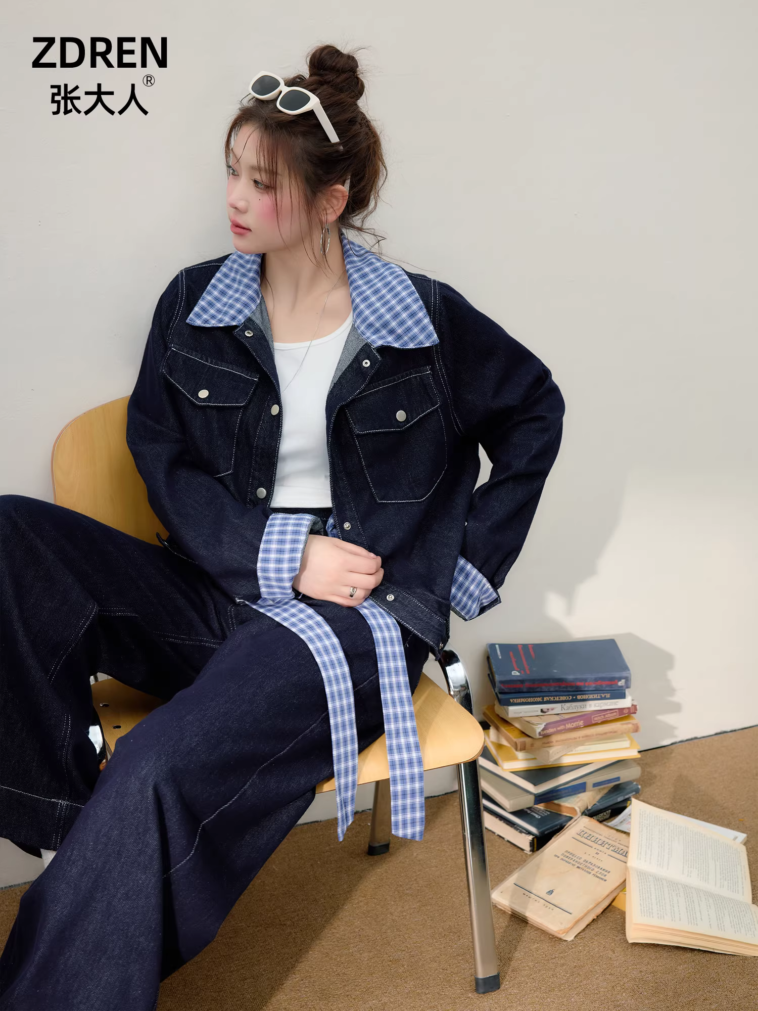 Quần áo nữ cỡ lớn cho mùa thu: bộ áo khoác denim thời trang và quần jean cạp cao giúp tạo vẻ thon gọn.