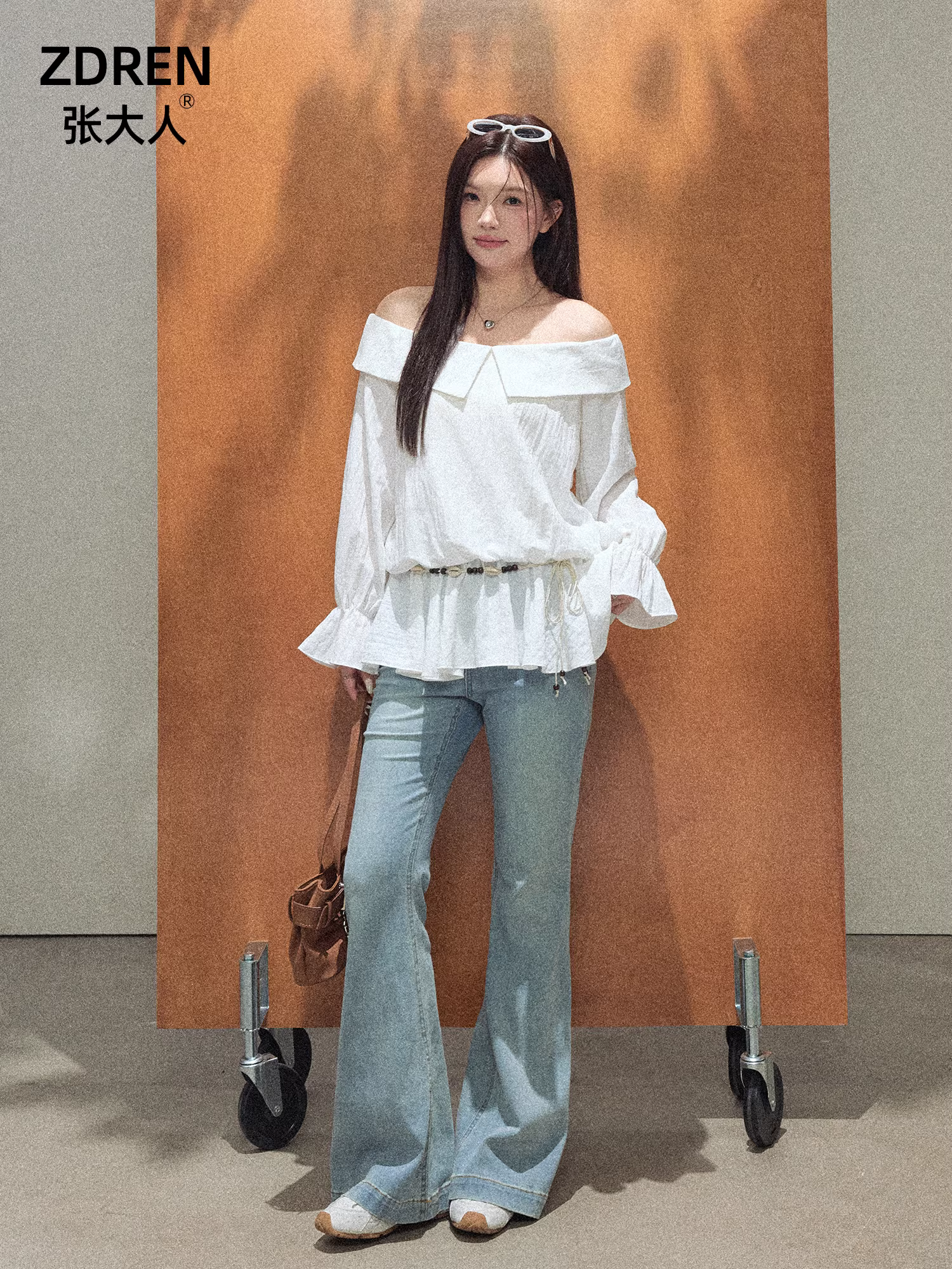 Quần áo nữ cỡ lớn dành cho người lớn, bộ đồ thon gọn cho phụ nữ hơi mũm mĩm, áo trễ vai đơn giản và thanh lịch đầu thu và quần jean cạp cao.