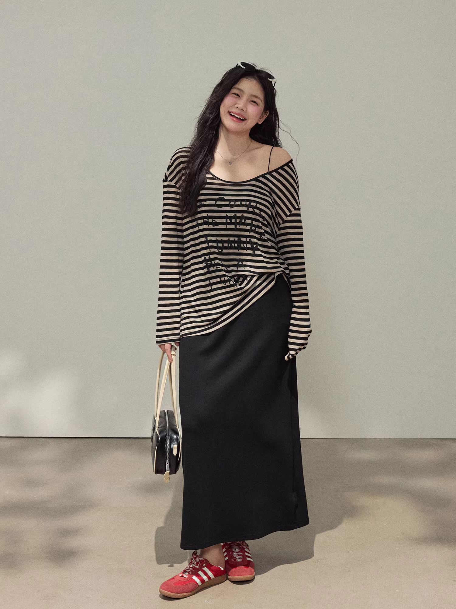 Quần áo nữ cỡ lớn dành cho người lớn, phong cách chị béo, bộ đồ tôn dáng và làm thon gọn, áo sơ mi sọc thoải mái với chân váy đen xòe.