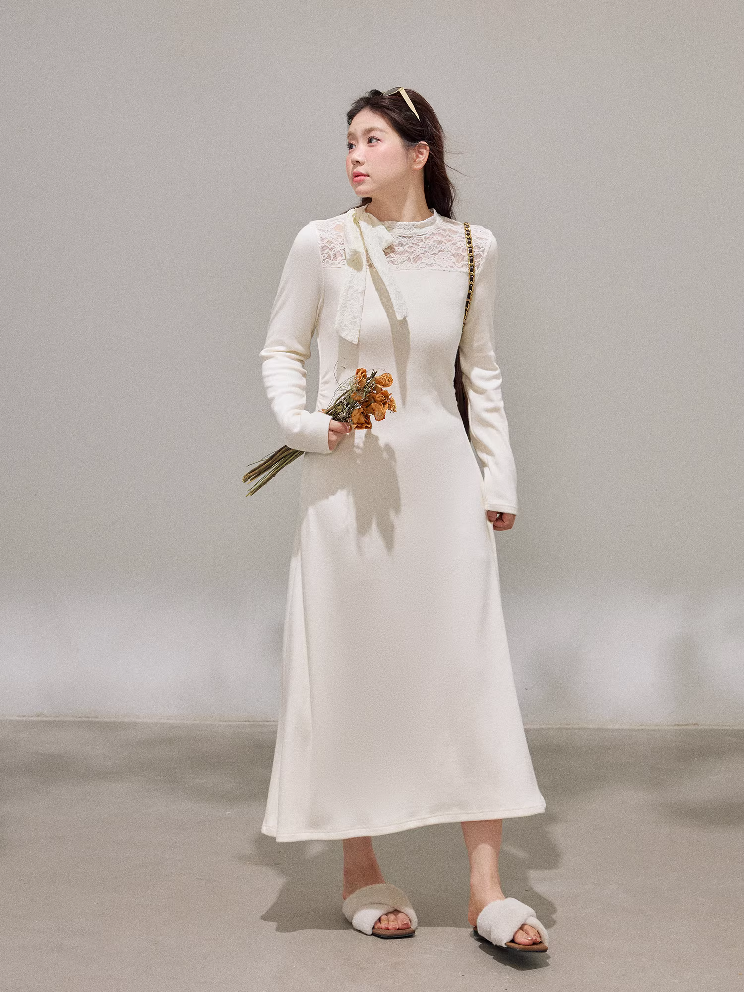 Quần áo nữ cỡ lớn dành cho người lớn, mùa thu đông phong cách Hàn Quốc, đầm len trắng tinh khôi phối ren, kiểu dáng thon gọn, có nơ.