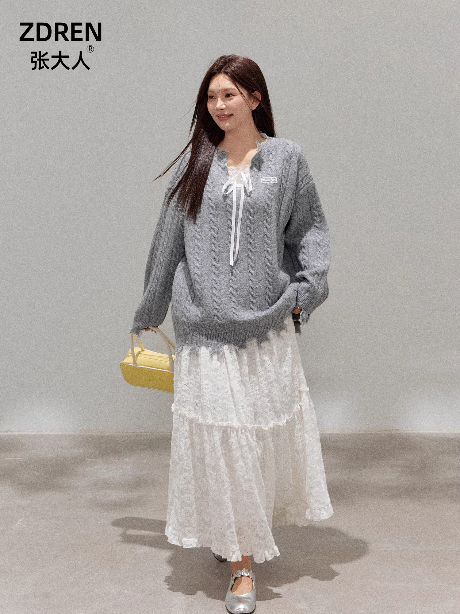 Quần áo nữ cỡ lớn dành cho người lớn, bộ áo len màu xám dáng ôm mùa thu đông với chân váy trắng kiểu ballet thanh lịch.