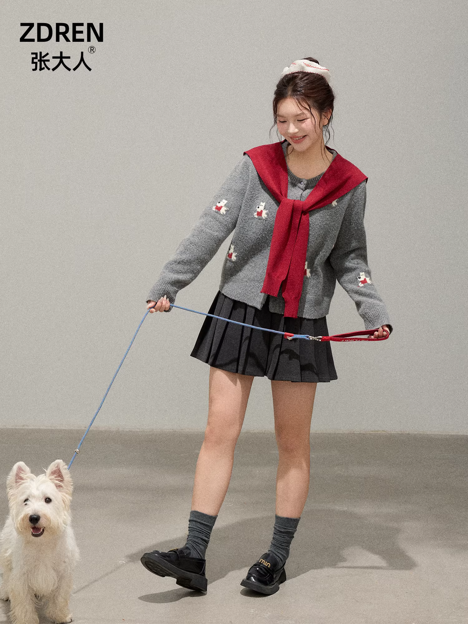 Quần áo thu đông cỡ lớn dành cho nữ của Zhang Daren dành cho các cô gái mũm mĩm, áo len màu xám tôn dáng với họa tiết thêu hình chú chó và bộ váy xếp ly.