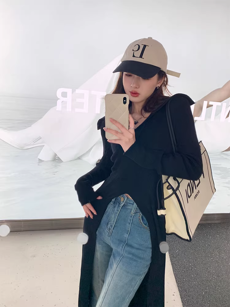 Bộ trang phục mùa xuân cho nữ cỡ lớn với thiết kế tôn dáng và thời trang, gồm quần jean và áo len đen.