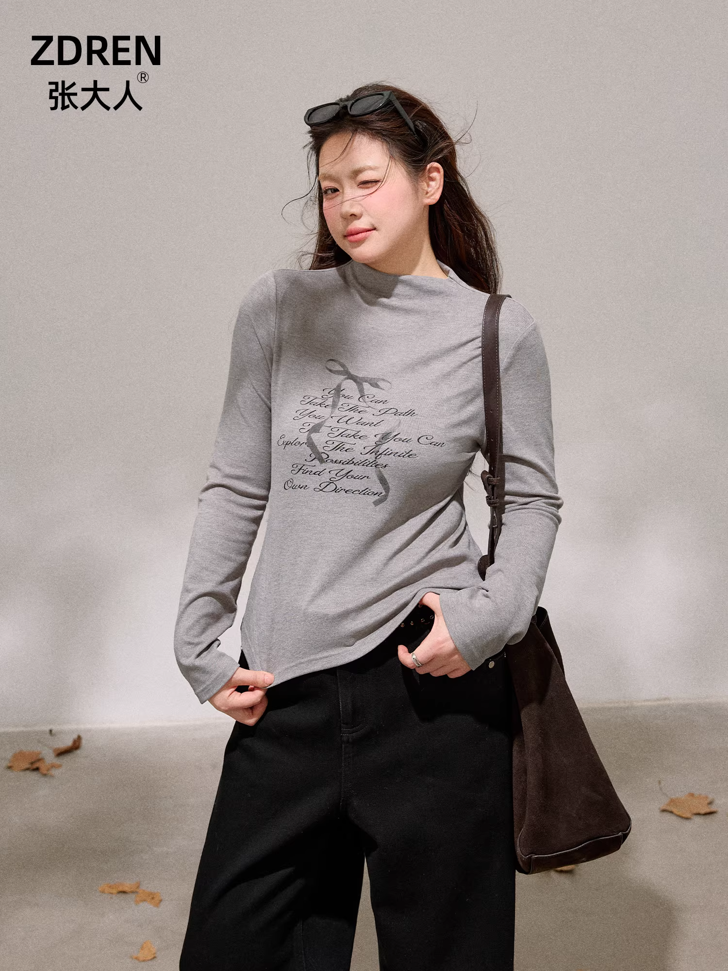 Quần áo nữ cỡ lớn dành cho người lớn, trang phục mặc trong mùa thu đông kiểu Pháp giúp thon gọn với áo sơ mi nền màu xám in chữ.