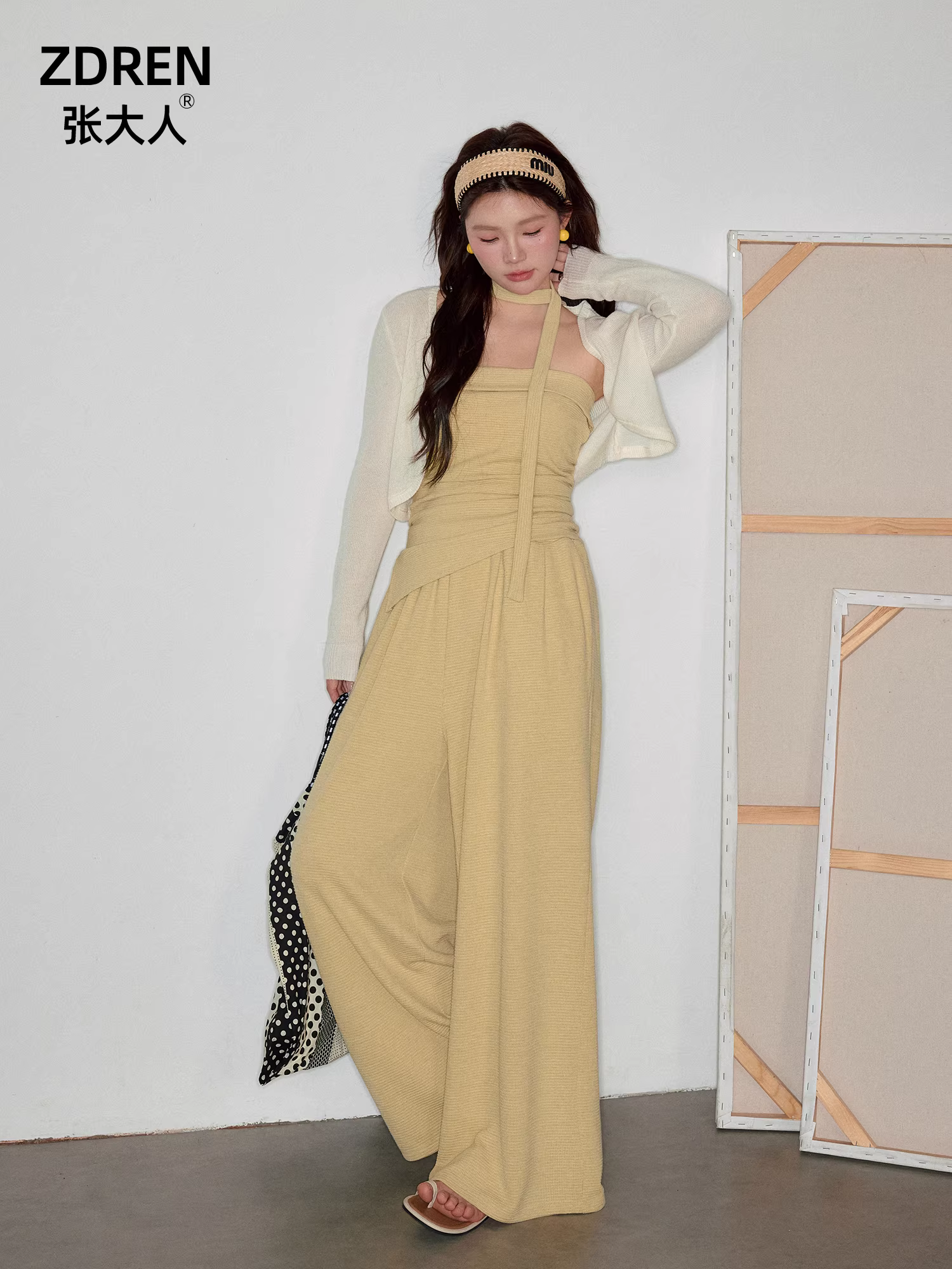 Bộ quần áo nữ cỡ lớn dành cho các cô gái hơi mũm mĩm, kiểu dáng ôm sát, phong cách giản dị, bộ quần ống rộng cạp cao màu vàng không dây.