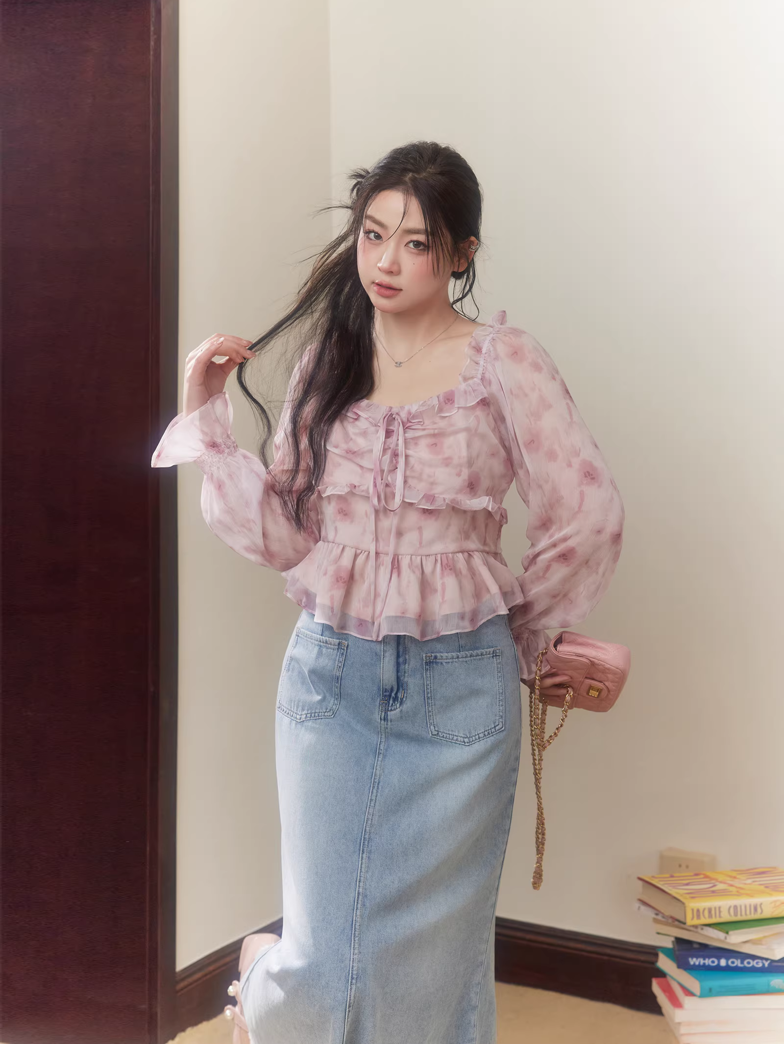 Bộ thời trang mùa xuân cho phụ nữ cỡ lớn, gồm áo hoa dáng ôm và chân váy denim cạp cao.