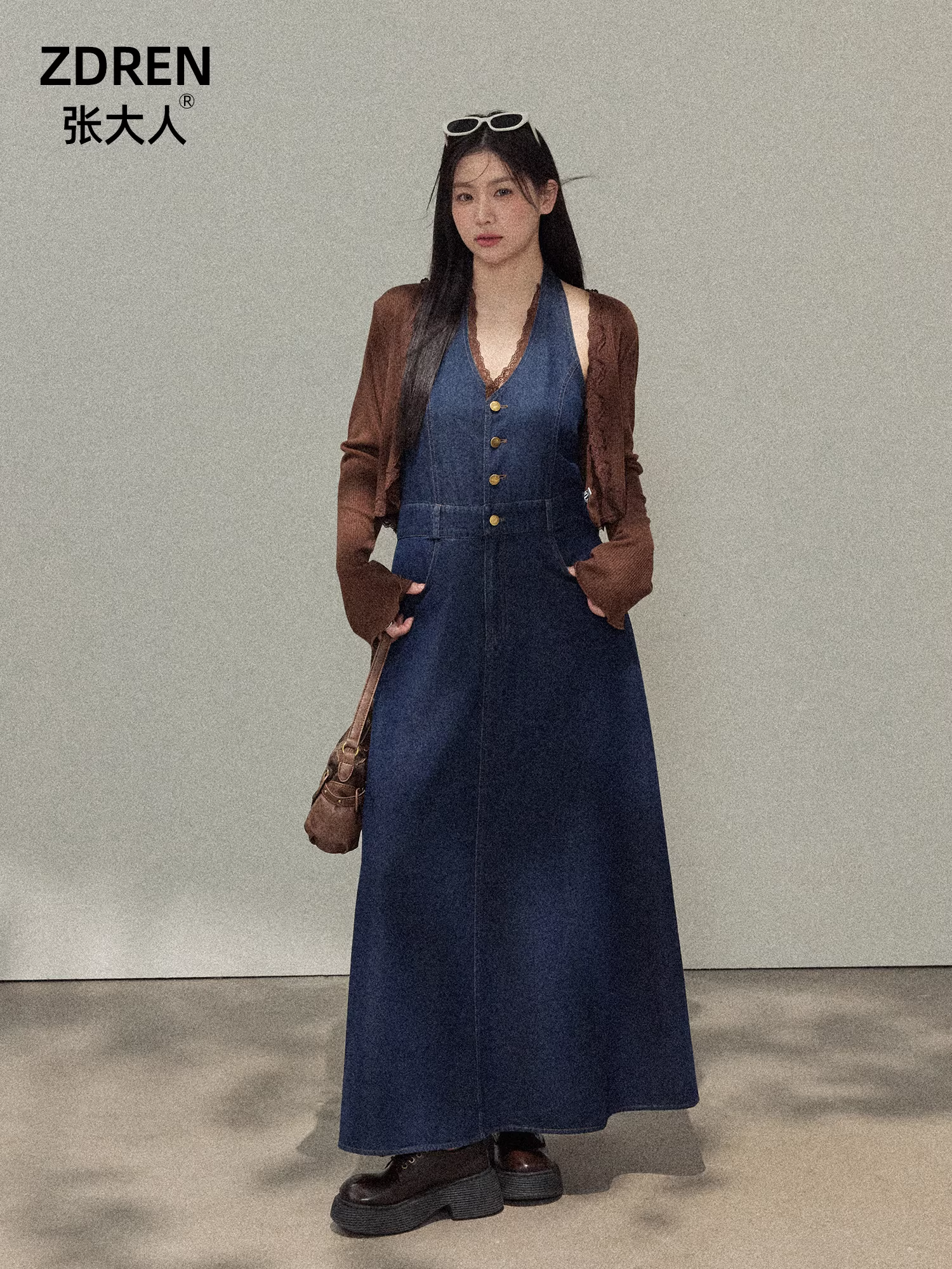 Quần áo nữ cỡ lớn dành cho các cô gái hơi mũm mĩm, trang phục thu đông giúp thon gọn với bộ váy dài denim cổ chữ V phối ren.