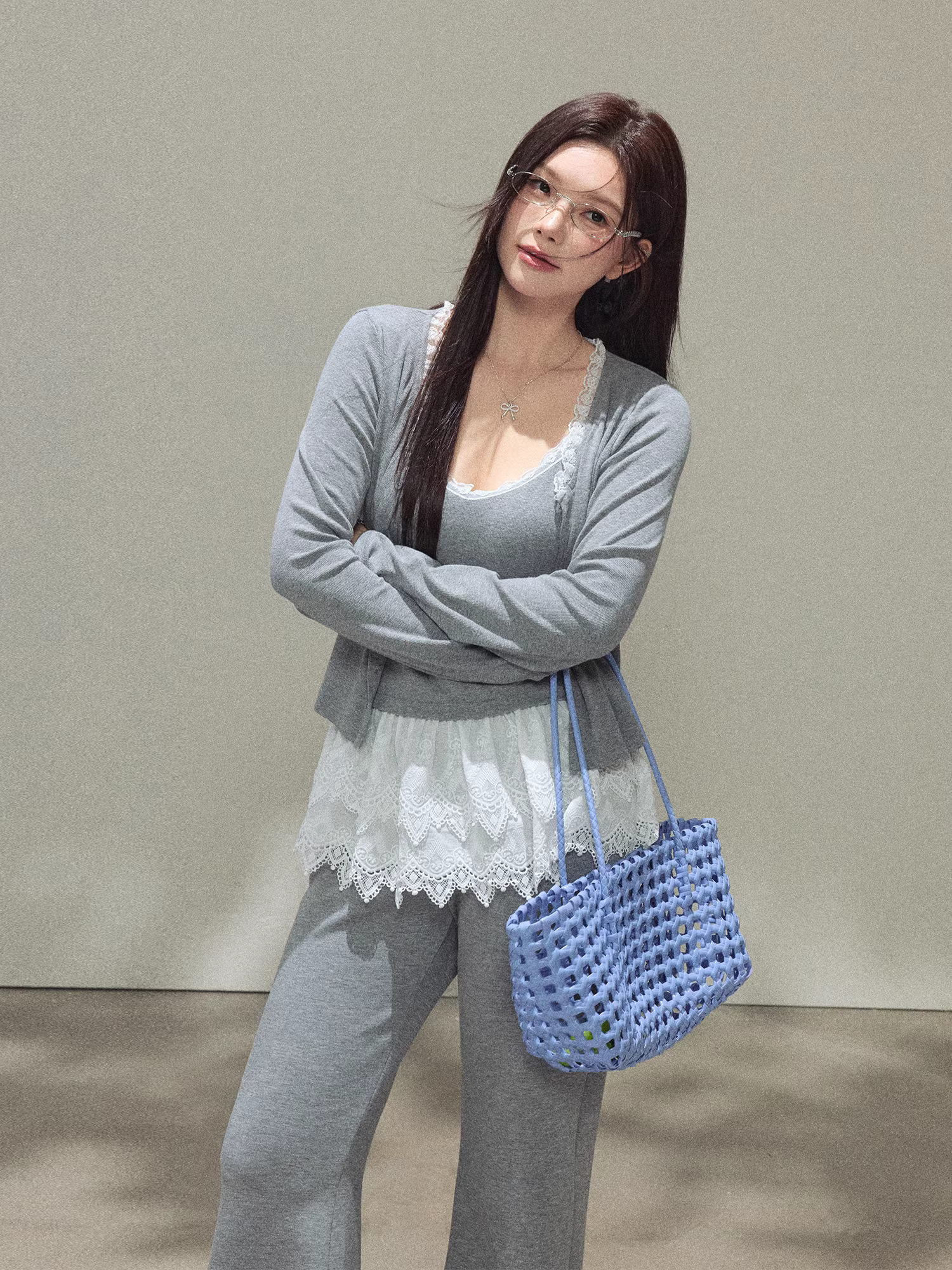 Bộ quần áo nữ cỡ lớn dành cho người lớn, kiểu dáng Hàn Quốc, chất liệu ren màu xám, gồm áo camisole và quần cạp cao tôn dáng.