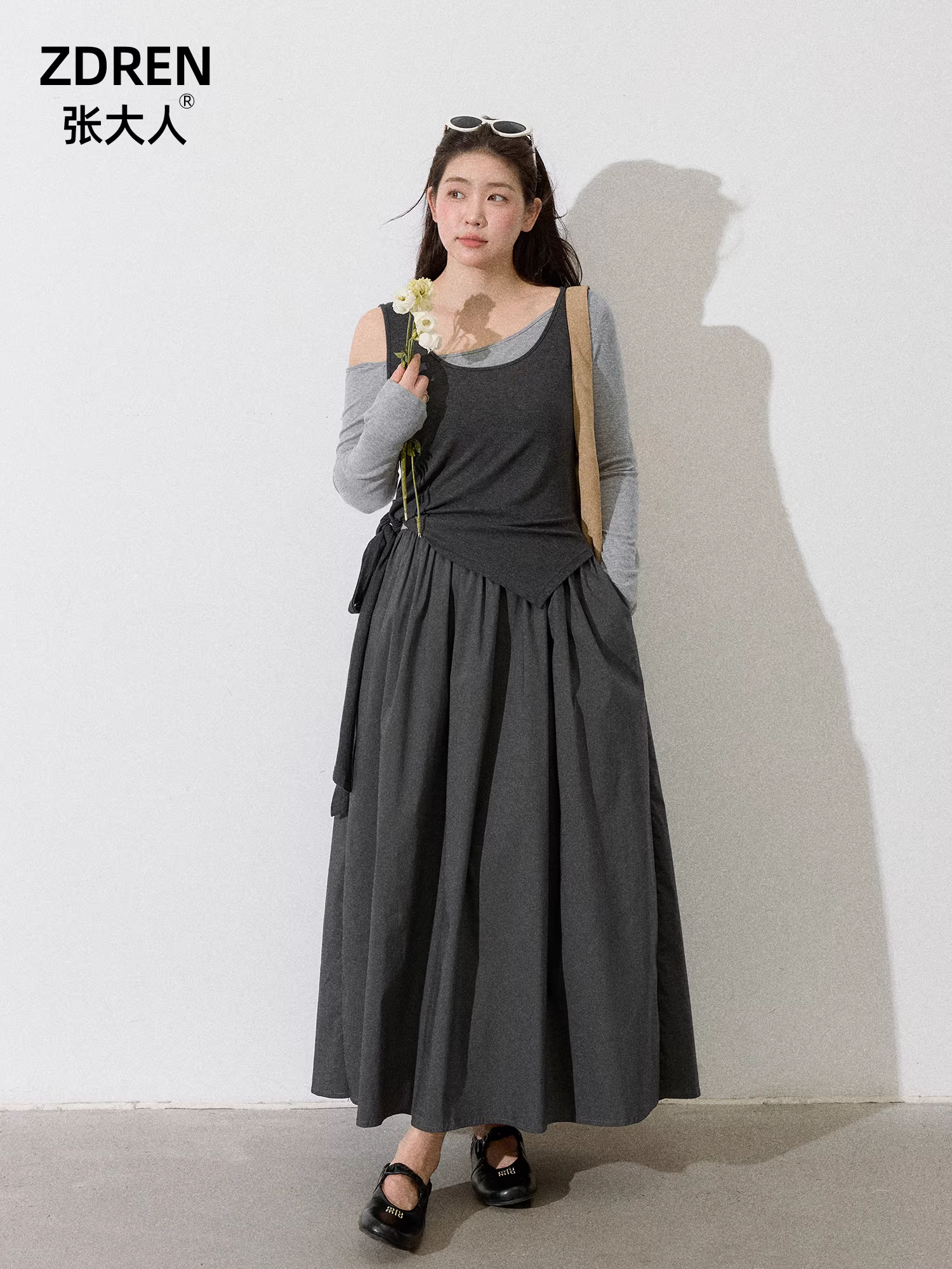 Quần áo nữ cỡ lớn dành cho người lớn, đầm trễ vai màu xám đậm và nhạt giúp thon gọn mùa thu, bộ áo ba lỗ đơn giản.