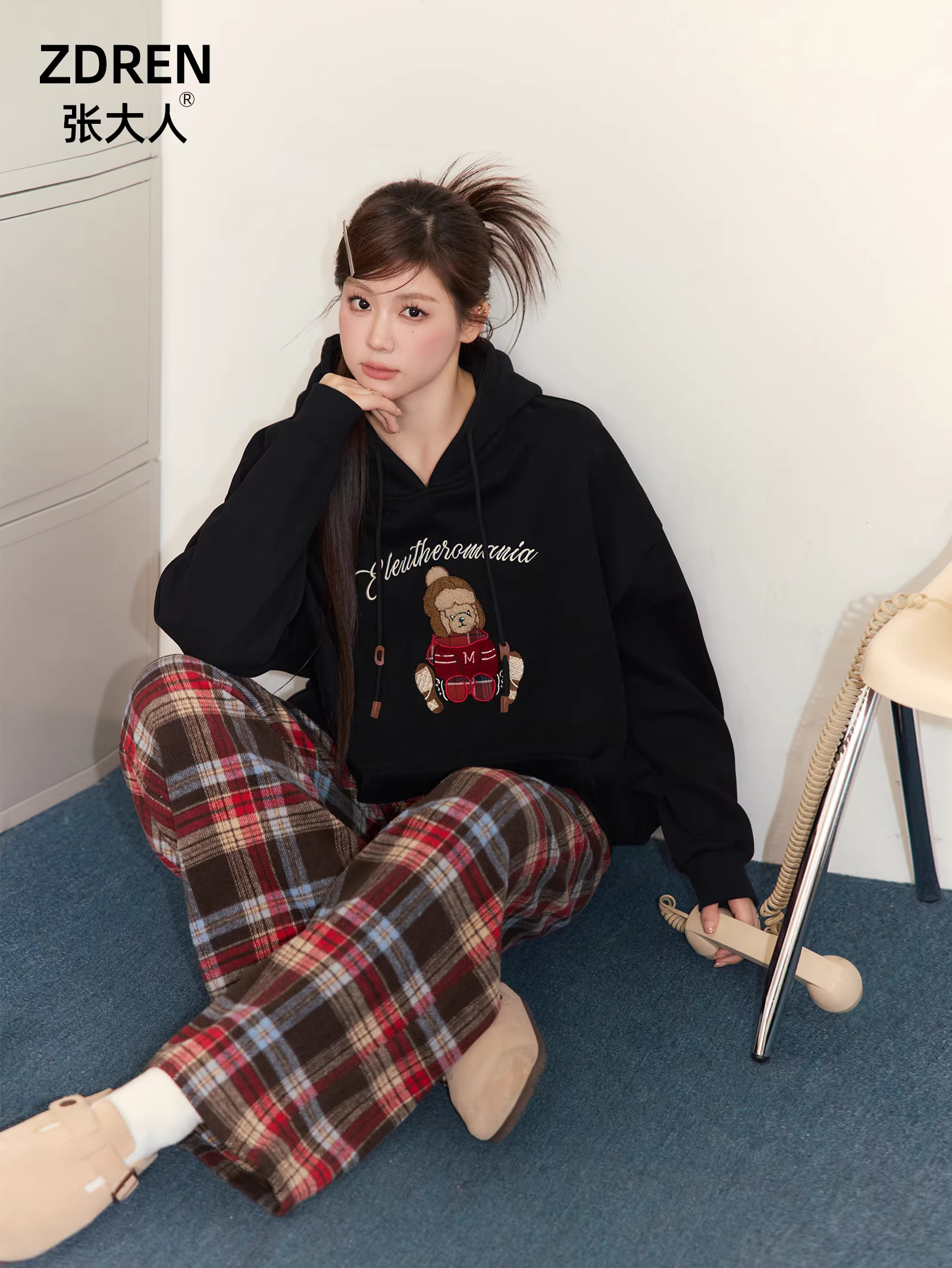 Bộ quần áo nữ cỡ lớn theo phong cách retro Mỹ của Zhang Daren dành cho phụ nữ hơi mũm mĩm, kiểu dáng thon gọn, phong cách lười biếng, áo nỉ lót lông cừu, quần ống rộng kẻ sọc.
