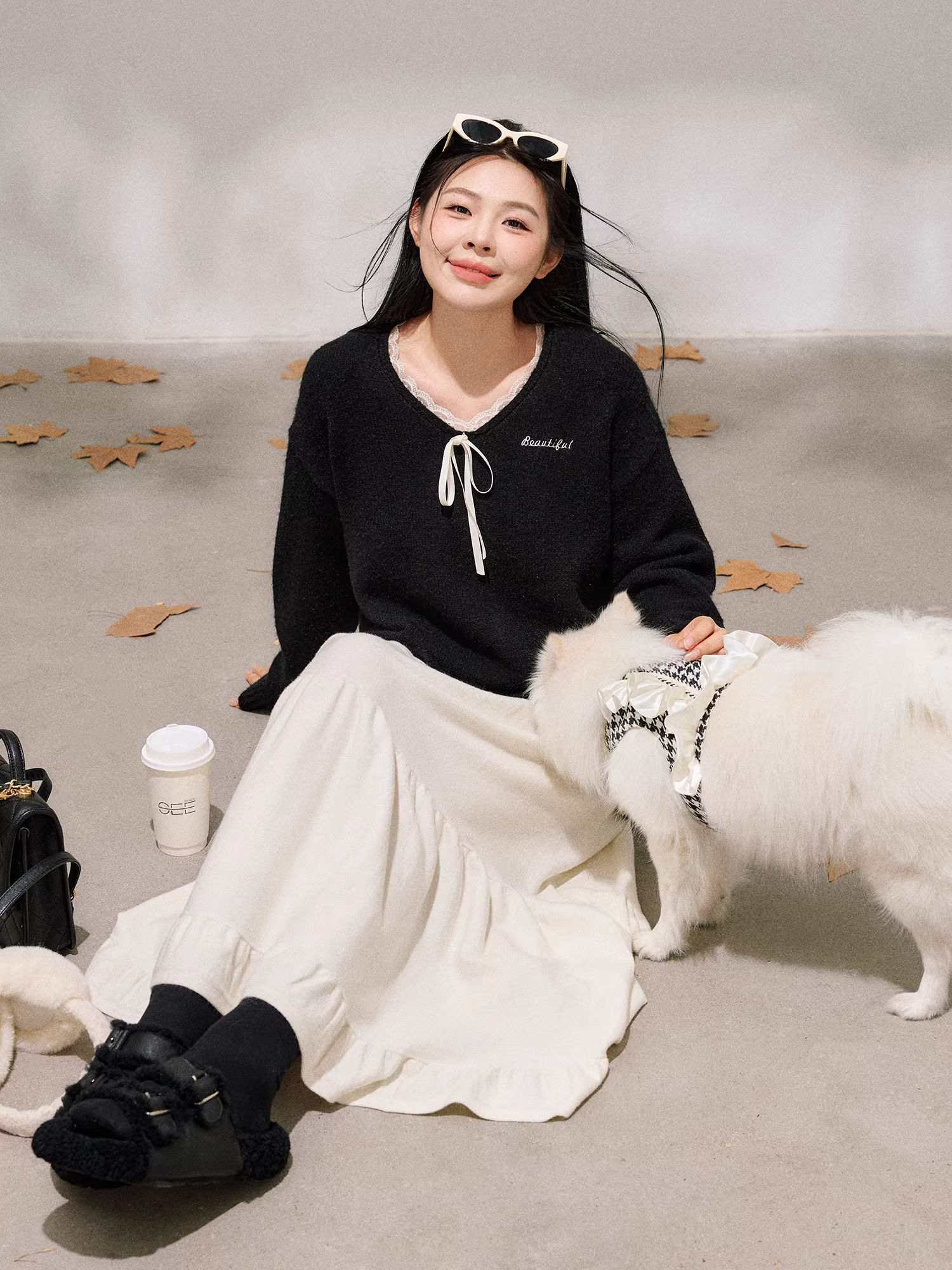 Bộ quần áo nữ cỡ lớn dành cho người lớn, kiểu Hàn Quốc, áo len đen cổ ren tôn dáng và chân váy trắng lưng cao.