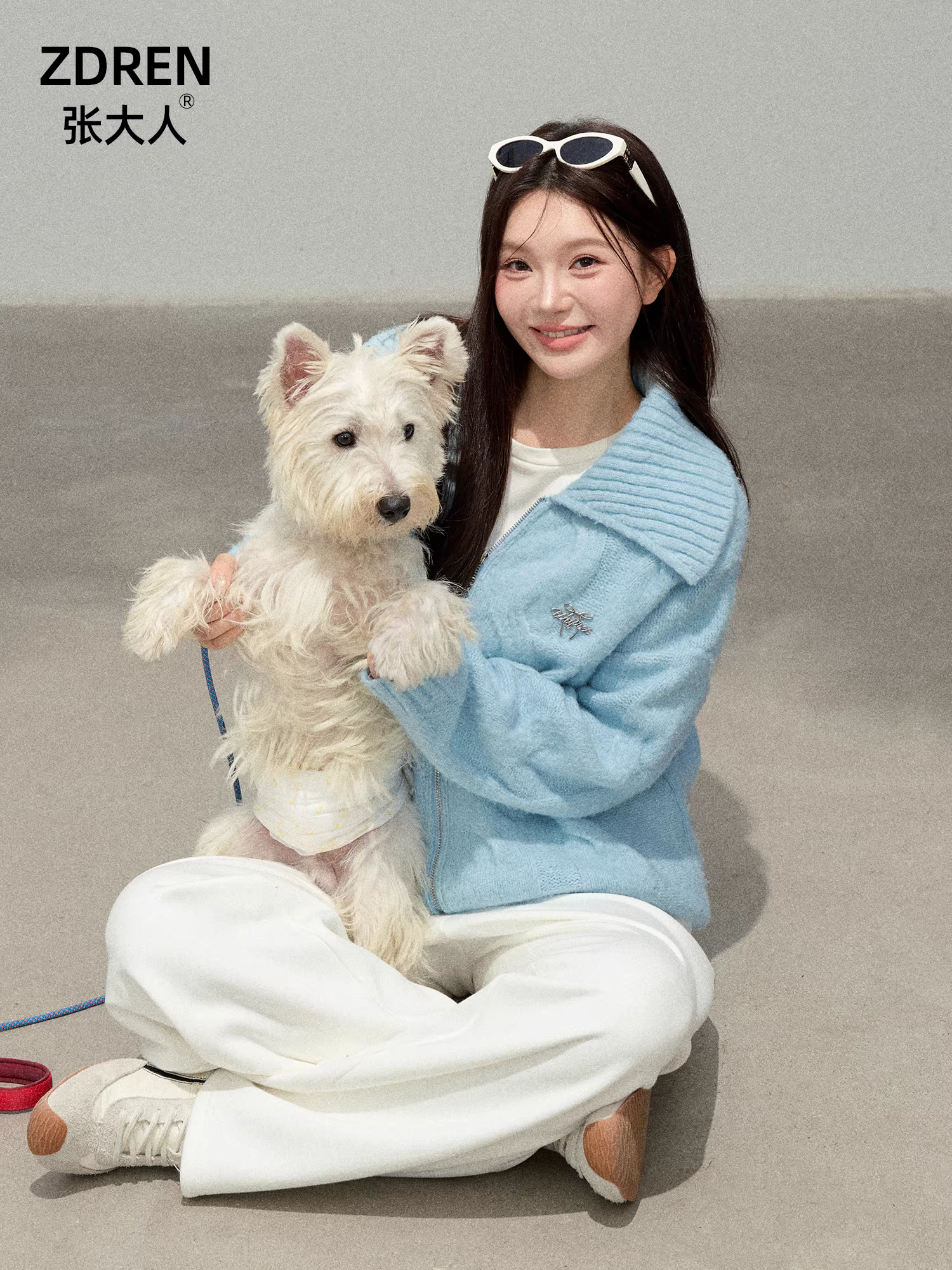 Quần áo cỡ lớn dành cho phụ nữ trưởng thành, bộ áo khoác len dáng rộng màu xanh lam giảm béo mùa thu đông và quần thể thao màu trắng.