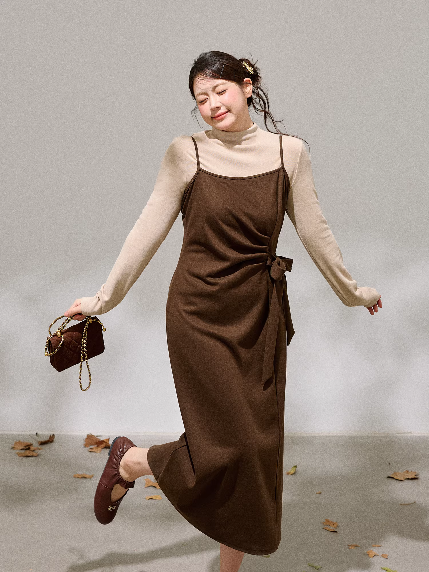 Bộ đầm dây cà phê đậm kiểu Hàn Quốc, thiết kế thắt eo tôn dáng, dành cho phụ nữ cỡ lớn.