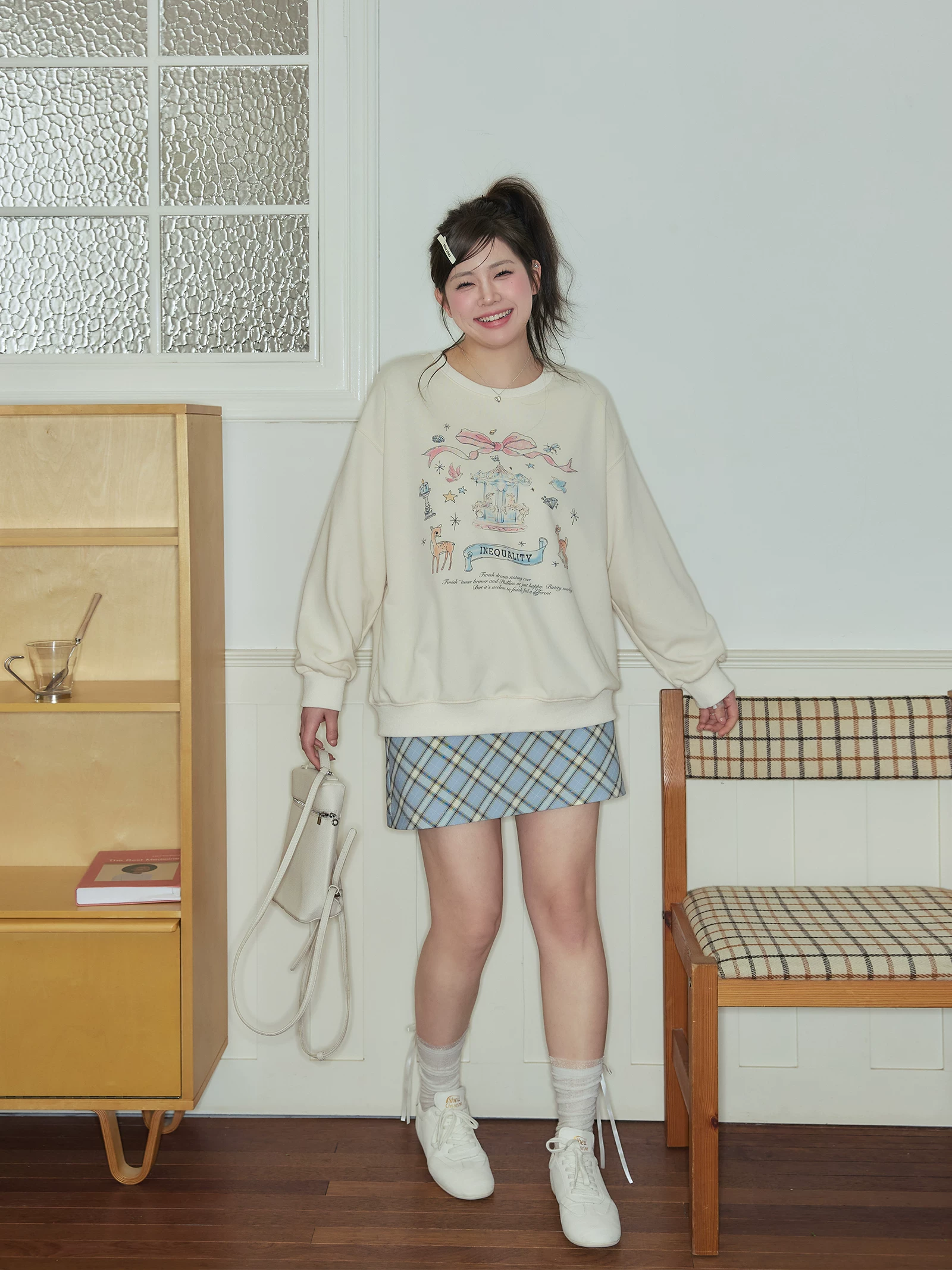 Quần áo nữ cỡ lớn dành cho người lớn, áo len dài tay in họa tiết kiểu Hàn Quốc, giảm tuổi tác, bộ váy kẻ sọc che khuyết điểm và tôn dáng.