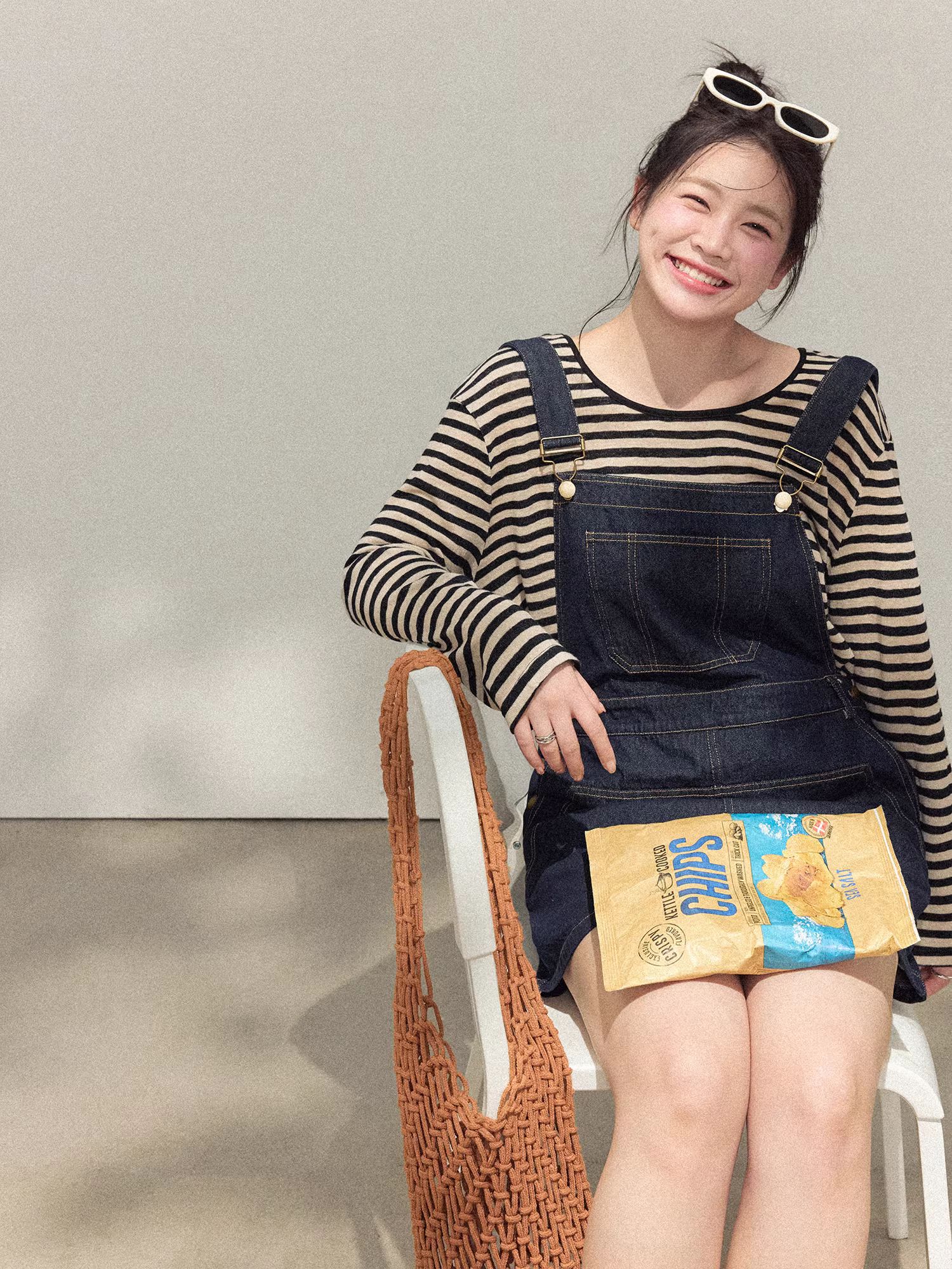 Bộ quần áo nữ cỡ lớn cho đầu thu, áo sơ mi sọc dáng rộng, thoải mái, tôn dáng với chân váy yếm.