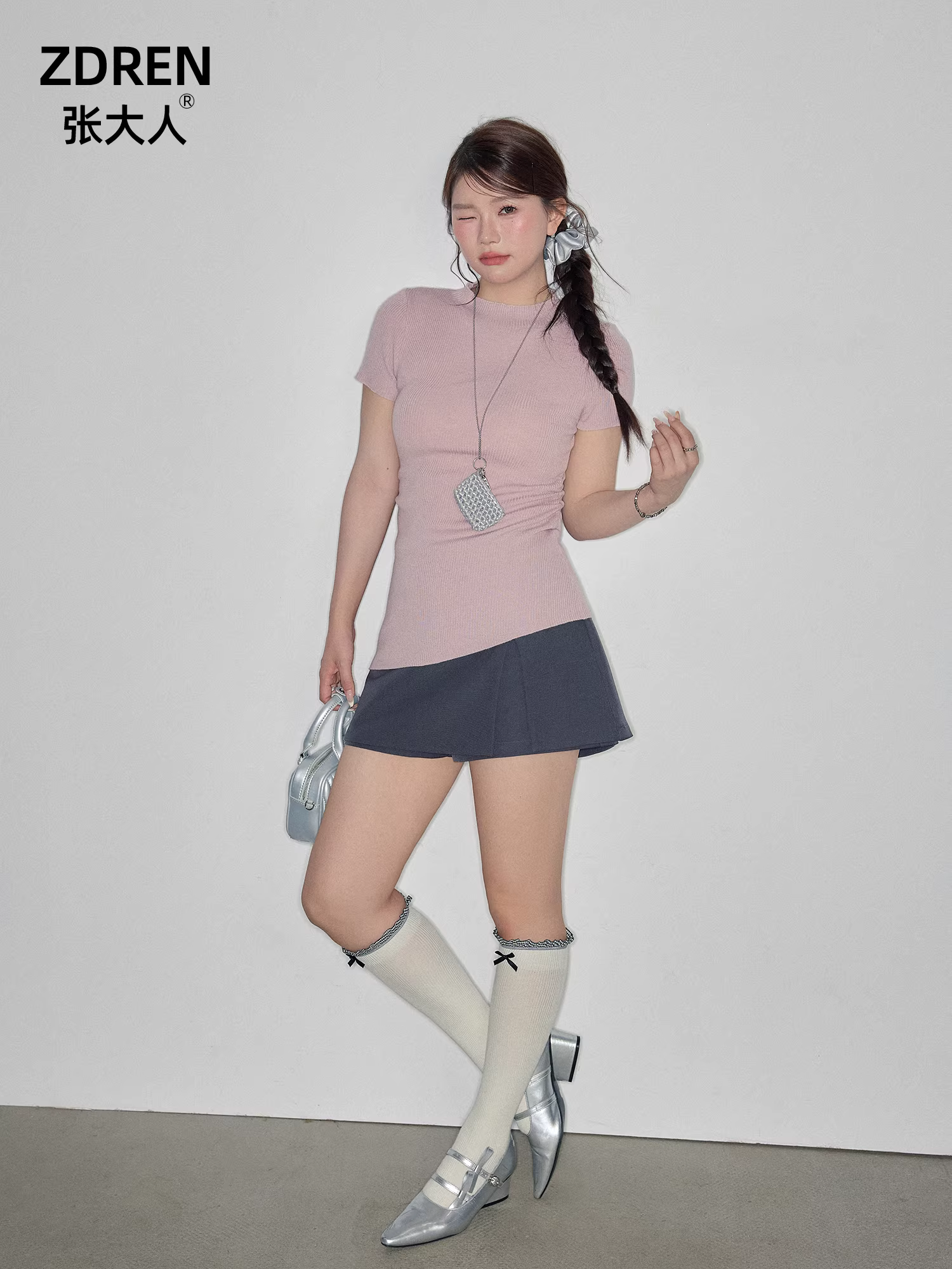 Quần áo nữ cỡ lớn dành cho người lớn, bộ áo len màu hồng dopamine giúp thon gọn và chân váy xanh dành cho các cô gái mũm mĩm.