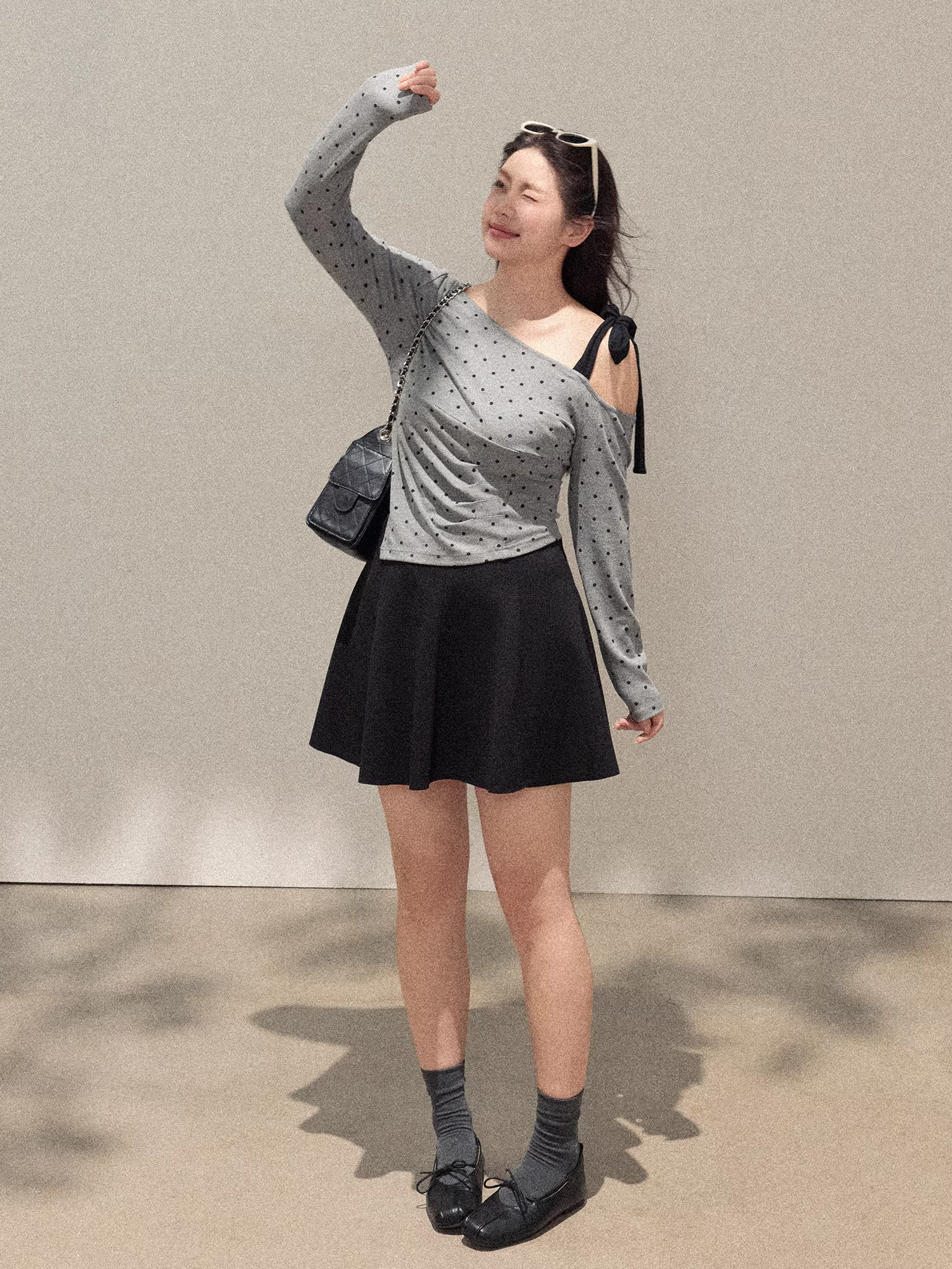 Quần áo nữ cỡ lớn mới đầu thu của Zhang Daren dành cho các cô gái mũm mĩm, bộ đồ giảm béo với áo trễ vai chấm bi và chân váy xếp ly lưng cao.