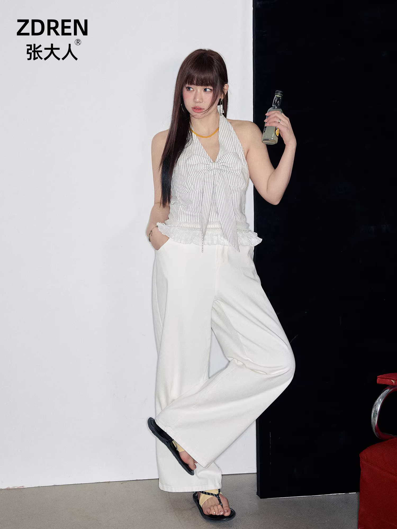 Bộ quần áo nữ cỡ lớn dành cho người lớn, gồm áo hai dây ren trắng tôn dáng và quần ống rộng lưng cao dành cho các cô gái mũm mĩm.