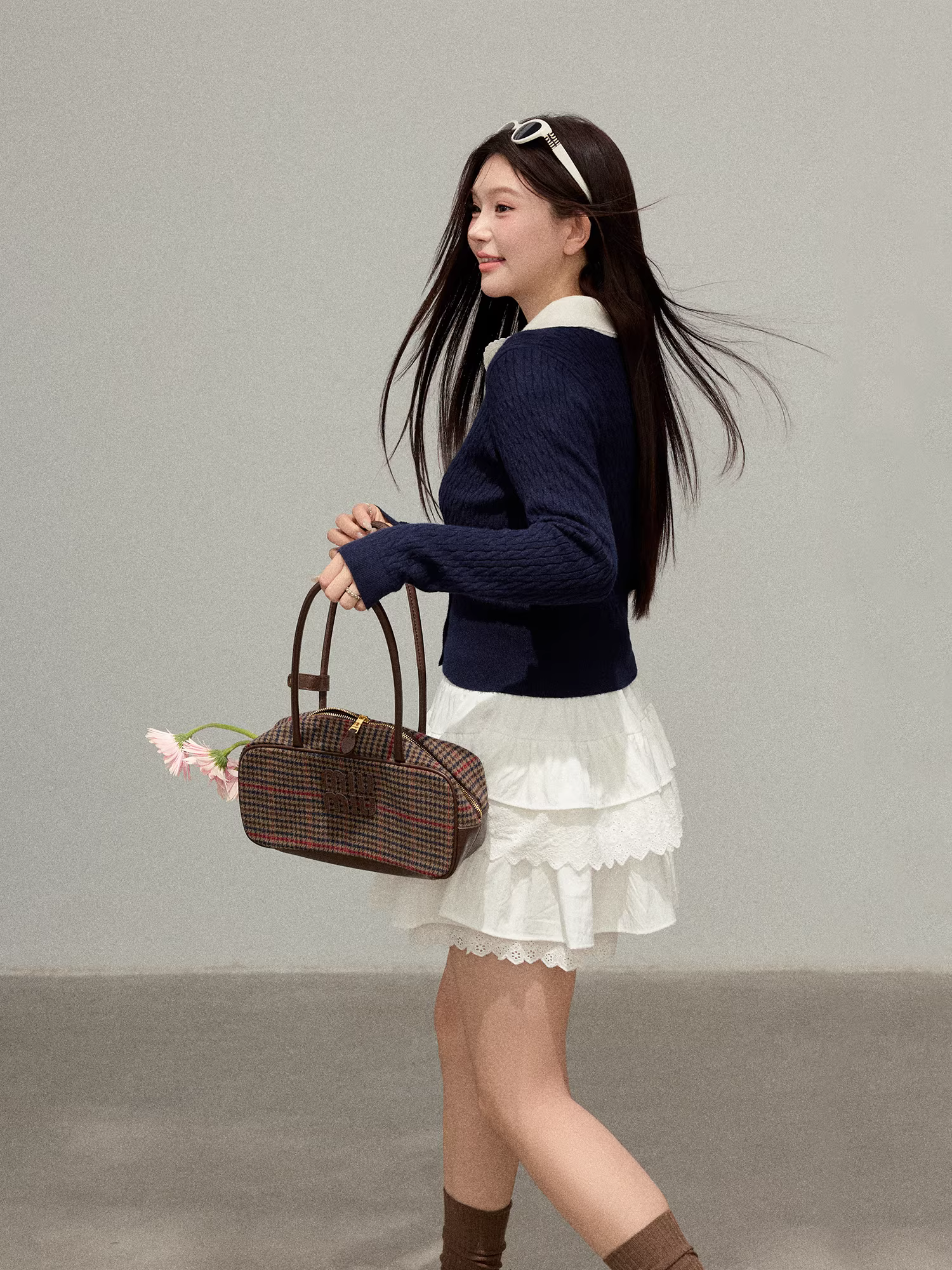 Bộ trang phục thu đông cho phụ nữ cỡ lớn, áo len phối màu cổ búp bê và chân váy dành cho các cô gái mũm mĩm.