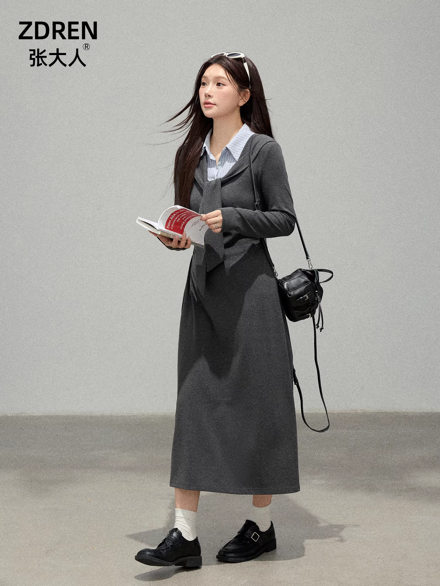 Quần áo nữ cỡ lớn mùa thu mới của Zhang Daren dành cho những cô gái mũm mĩm, váy thon gọn, phong cách học sinh, váy mini dệt kim giảm tuổi tác.