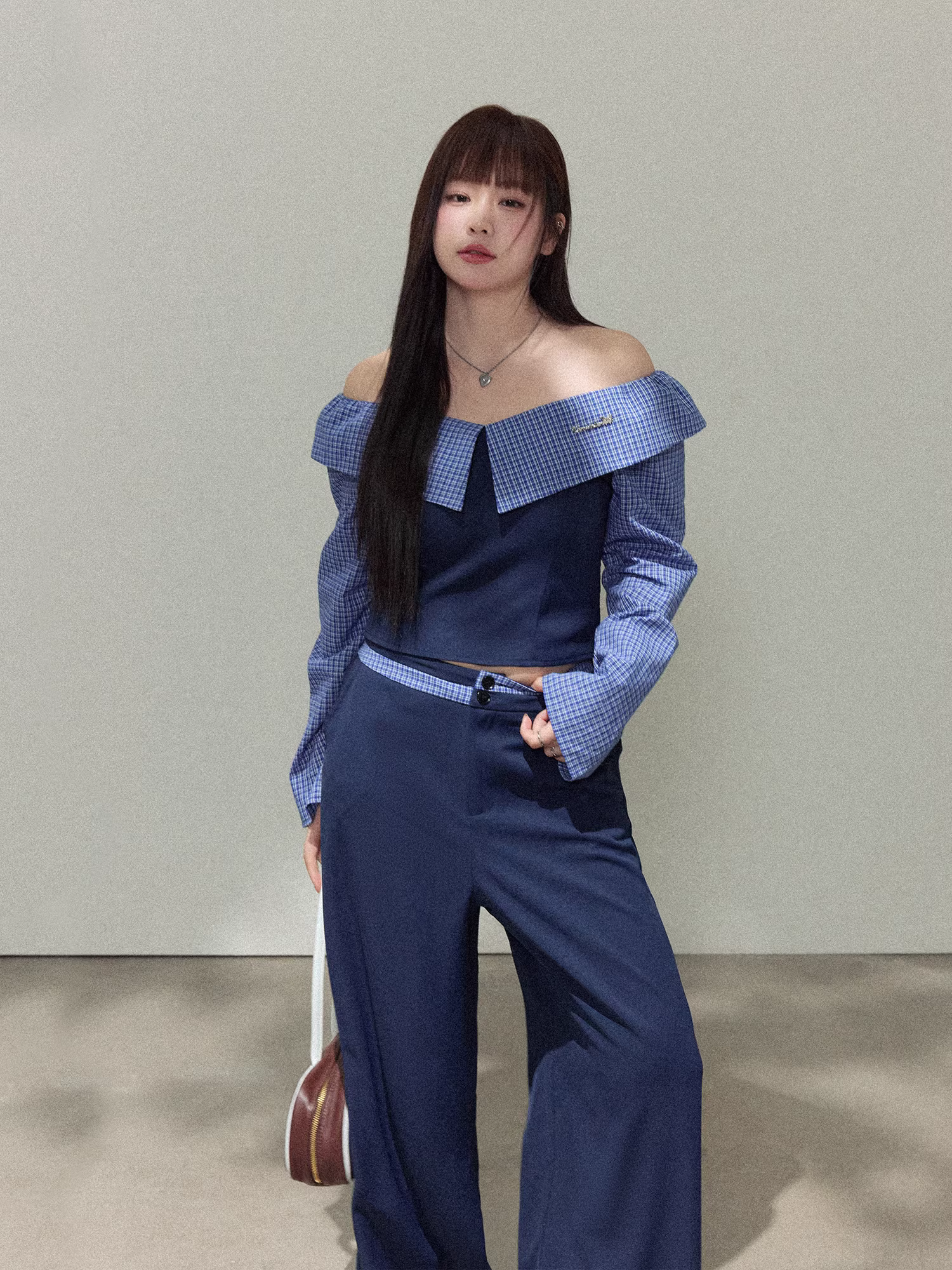 Quần áo thu đông cho nữ cỡ lớn: Bộ trang phục tôn dáng với áo phối họa tiết ca rô tinh tế và quần ống rộng lưng cao.