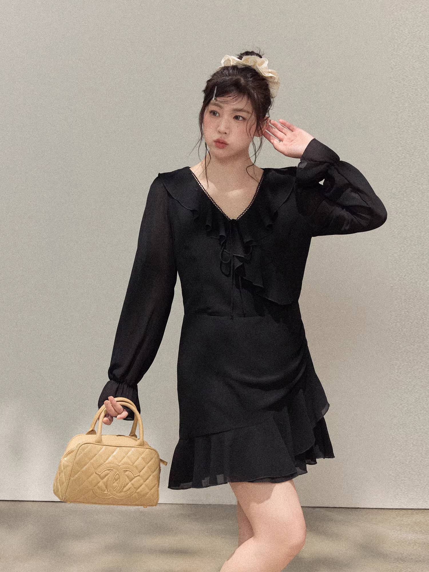 Quần áo nữ cỡ lớn dành cho người lớn, kiểu dáng mới giúp thon gọn cho đầu thu, cổ bèo nhún, phong cách trưởng thành, đầm ngắn màu đen dành cho nữ.