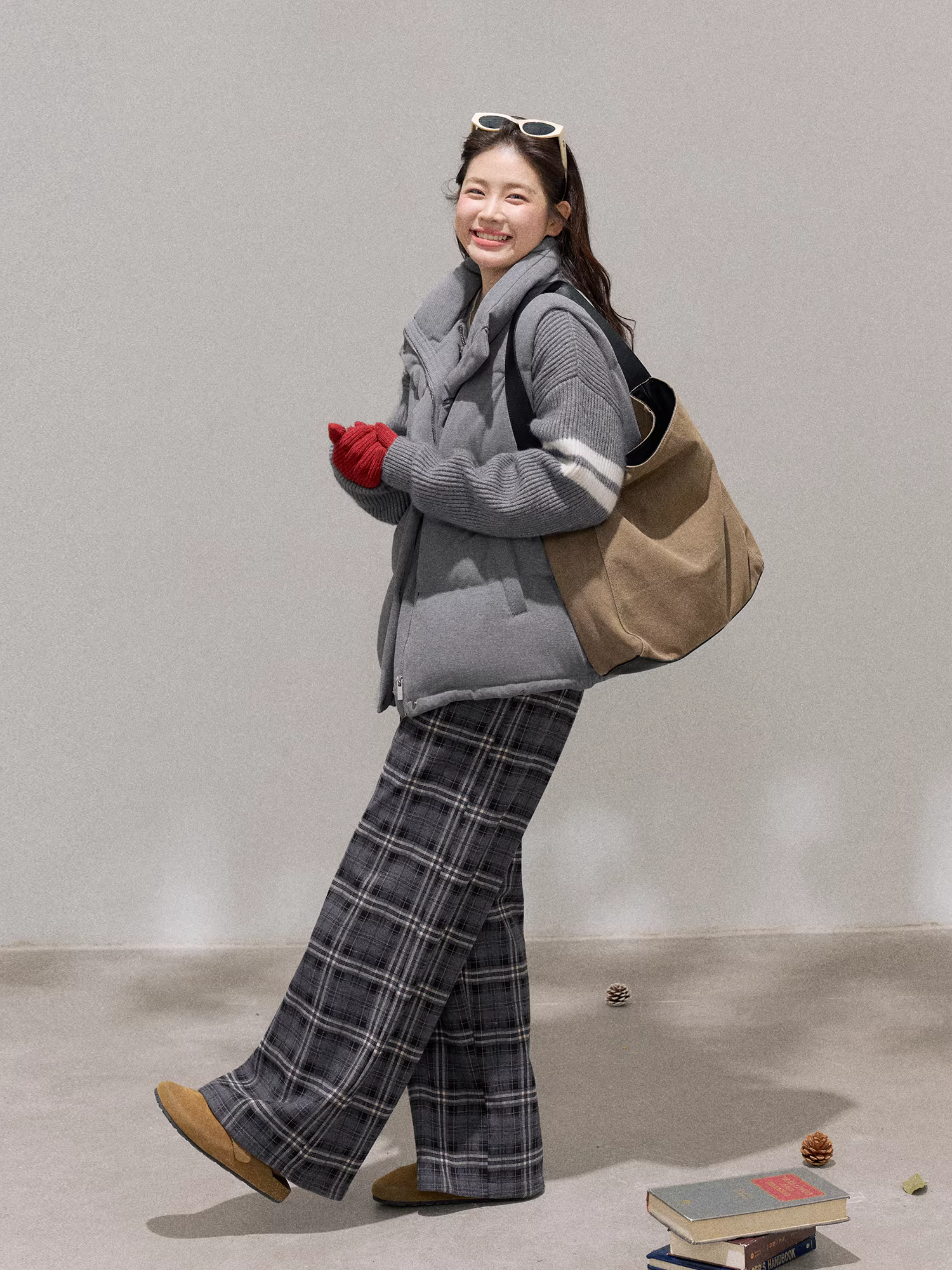 Quần áo nữ cỡ lớn dành cho các cô gái hơi mũm mĩm, áo khoác len màu xám kiểu dáng Hàn Quốc giúp thon gọn và bộ quần kẻ ca rô lưng cao.