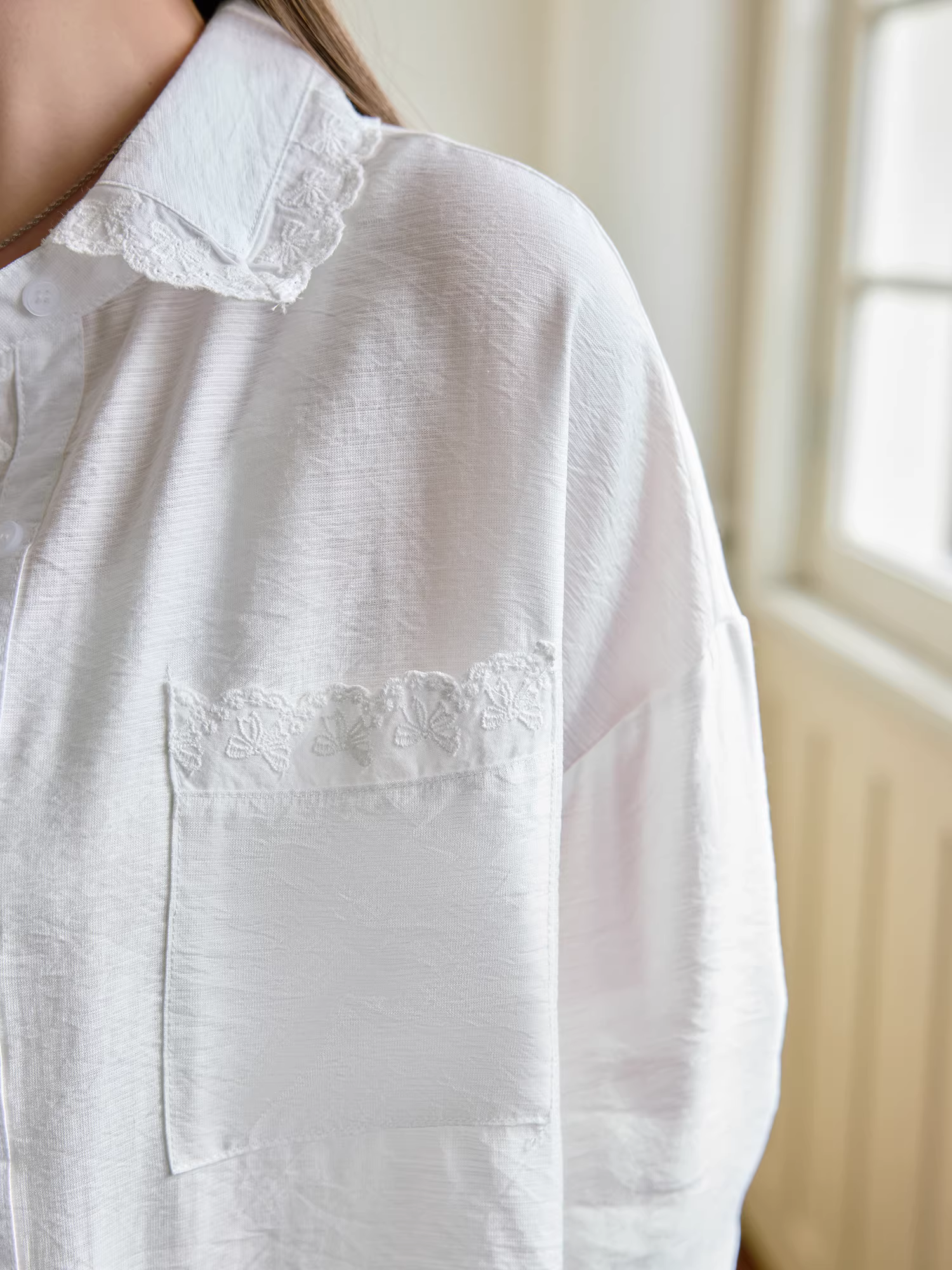 Quần áo nữ cỡ lớn dành cho các cô nàng mũm mĩm, bộ đồ tôn dáng với thiết kế tươi mới, áo sơ mi xếp ly và quần ống rộng.