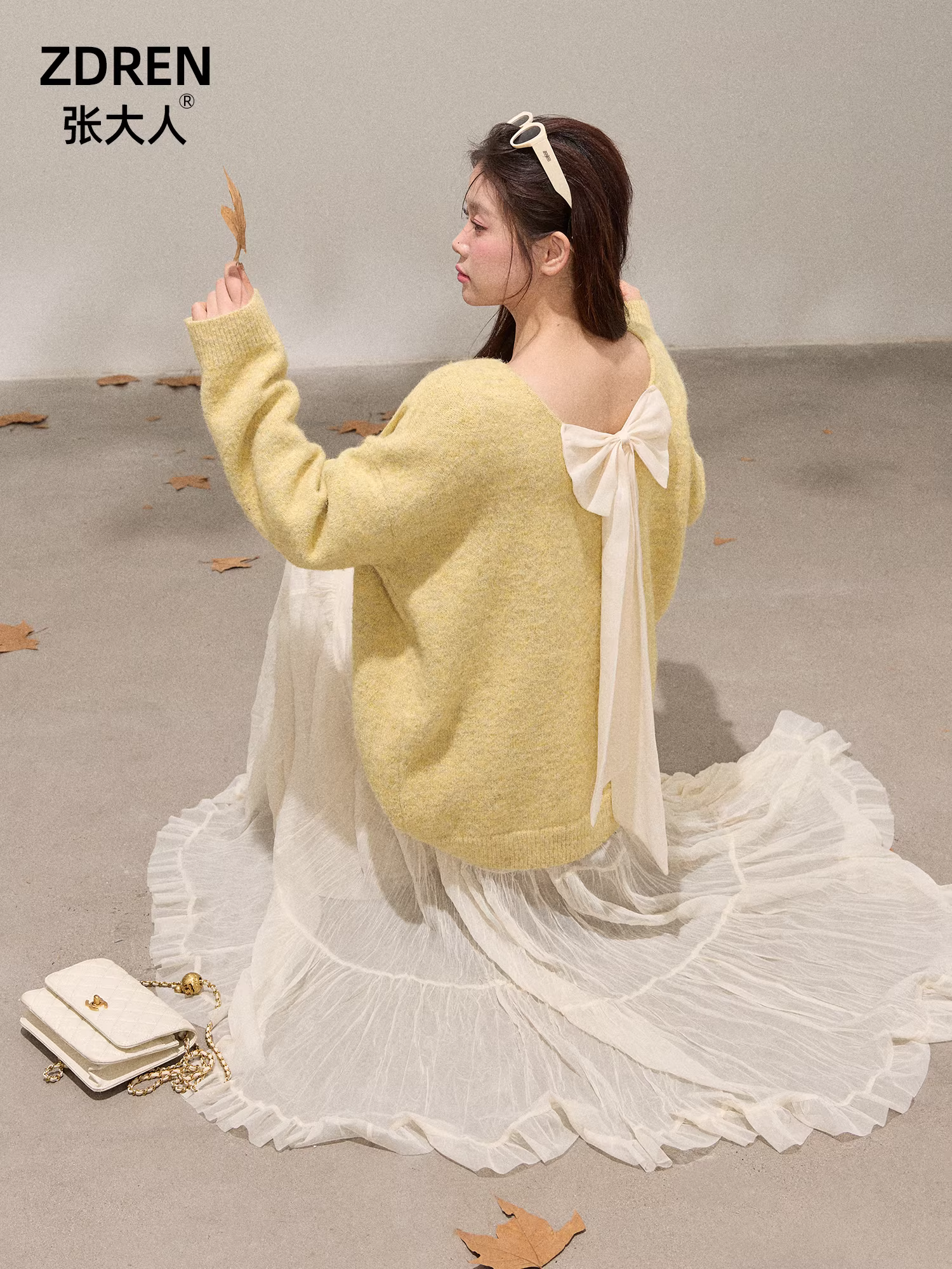 Quần áo nữ cỡ lớn dành cho người lớn, phong cách mùa đông mới dành cho các cô gái mũm mĩm, bộ áo len thắt nơ và váy trắng tôn dáng và sành điệu.