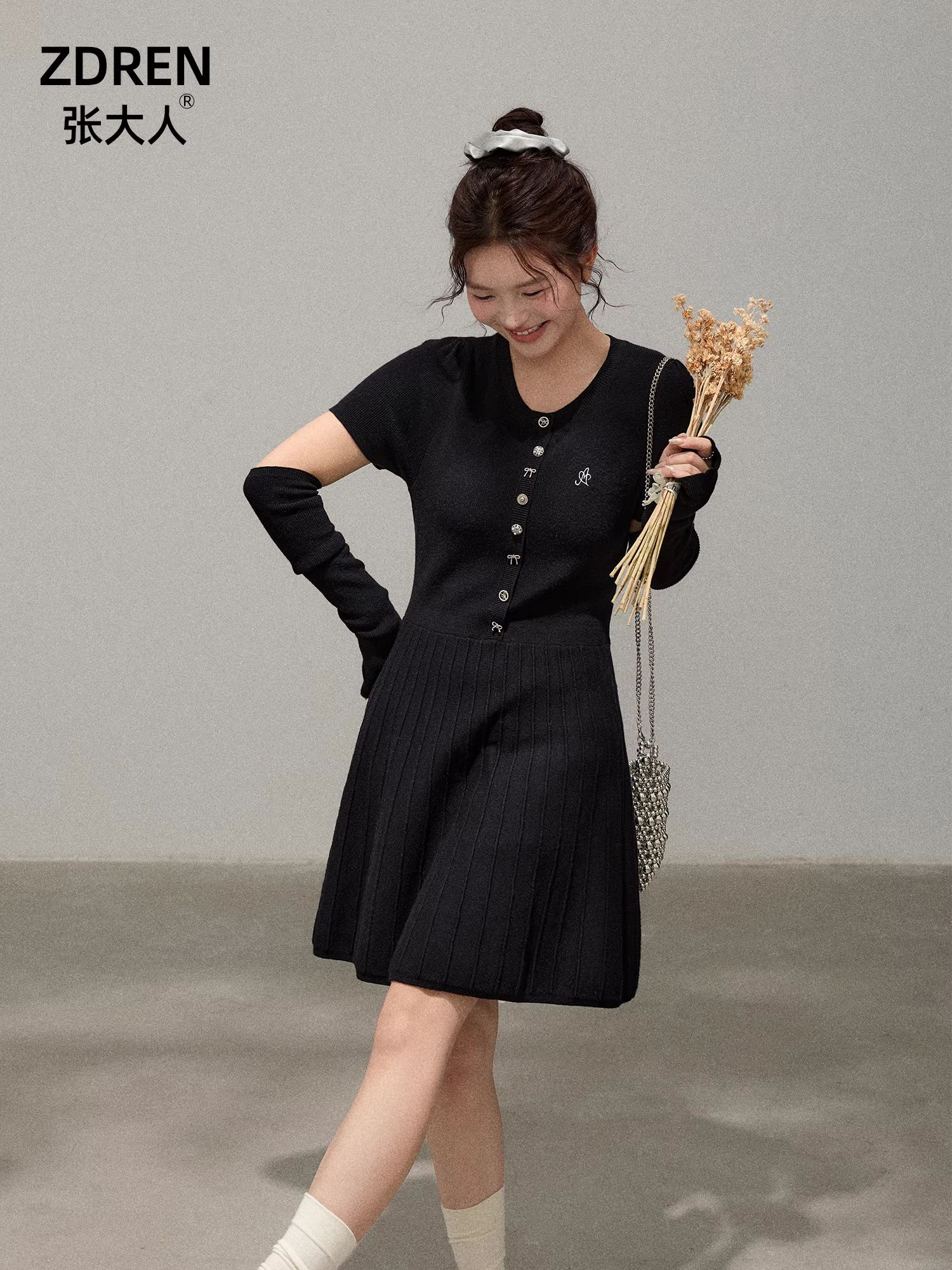 Quần áo nữ cỡ lớn dành cho người lớn, phụ nữ hơi mũm mĩm, phong cách Pháp, thon gọn, thanh lịch, đầm đen nhỏ nhắn tinh tế có tay áo, đầm dệt kim ôm eo.