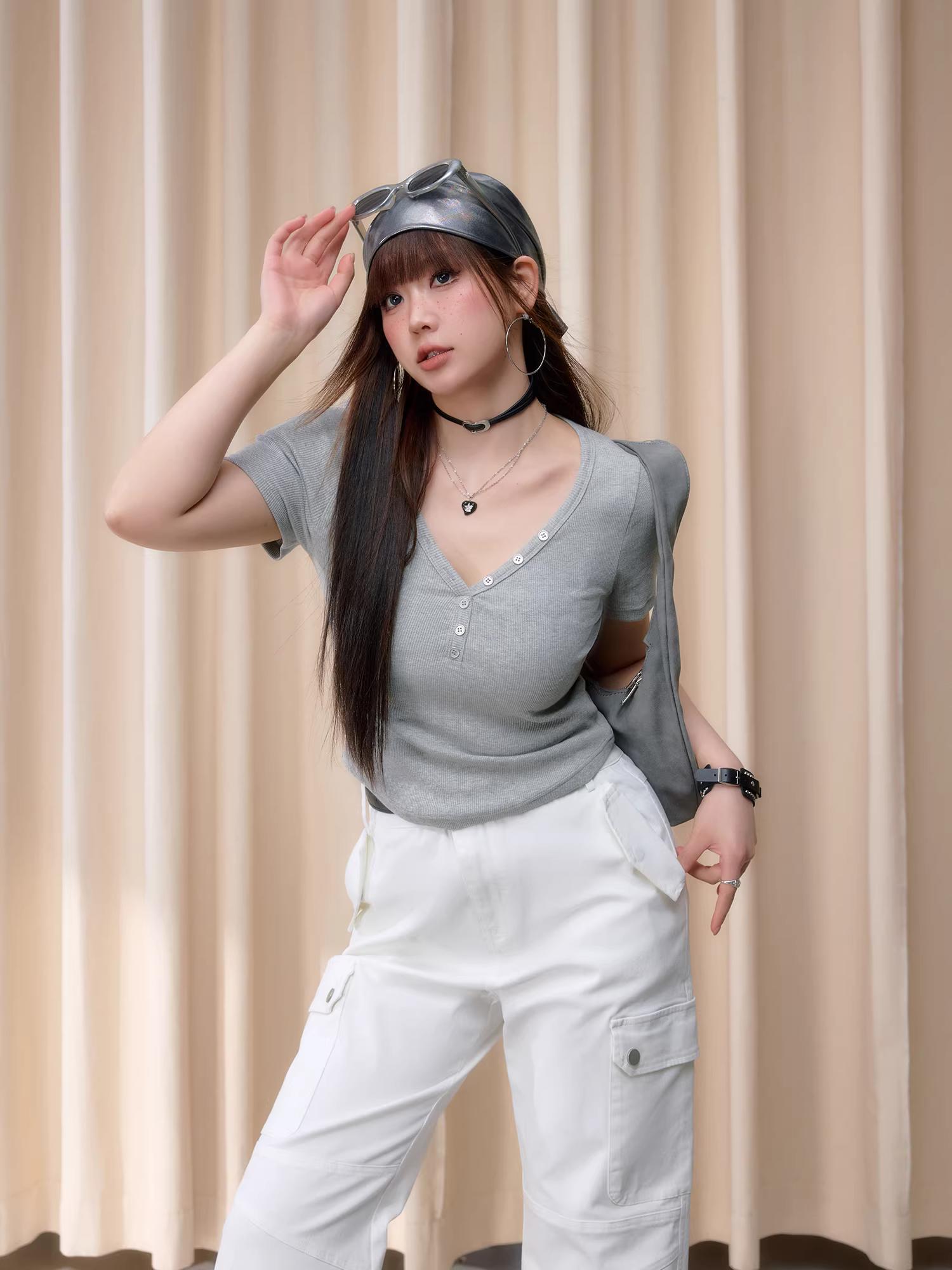 Zhang Daren 2025, bộ sưu tập mùa hè mới dành cho nữ cỡ lớn, áo thun đen tôn dáng, tay ngắn, kiểu dáng regular shoulder.