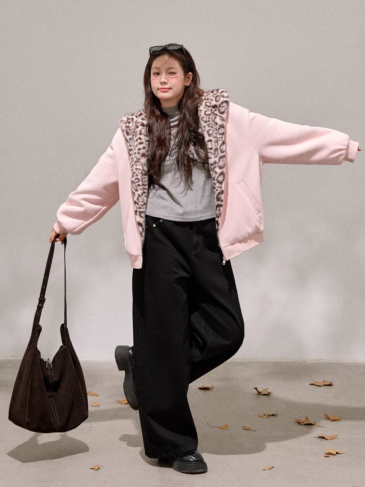 Quần áo nữ cỡ lớn dành cho người lớn, trang phục mặc trong mùa thu đông kiểu Pháp giúp thon gọn với áo sơ mi nền màu xám in chữ.