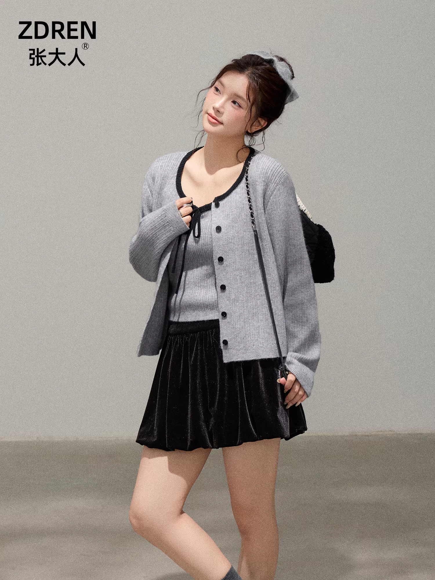 Quần áo nữ cỡ lớn mới của Zhang Daren dành cho những cô gái mũm mĩm, bộ váy ngắn nhung cardigan màu xám phong cách Hàn Quốc giúp giảm béo.
