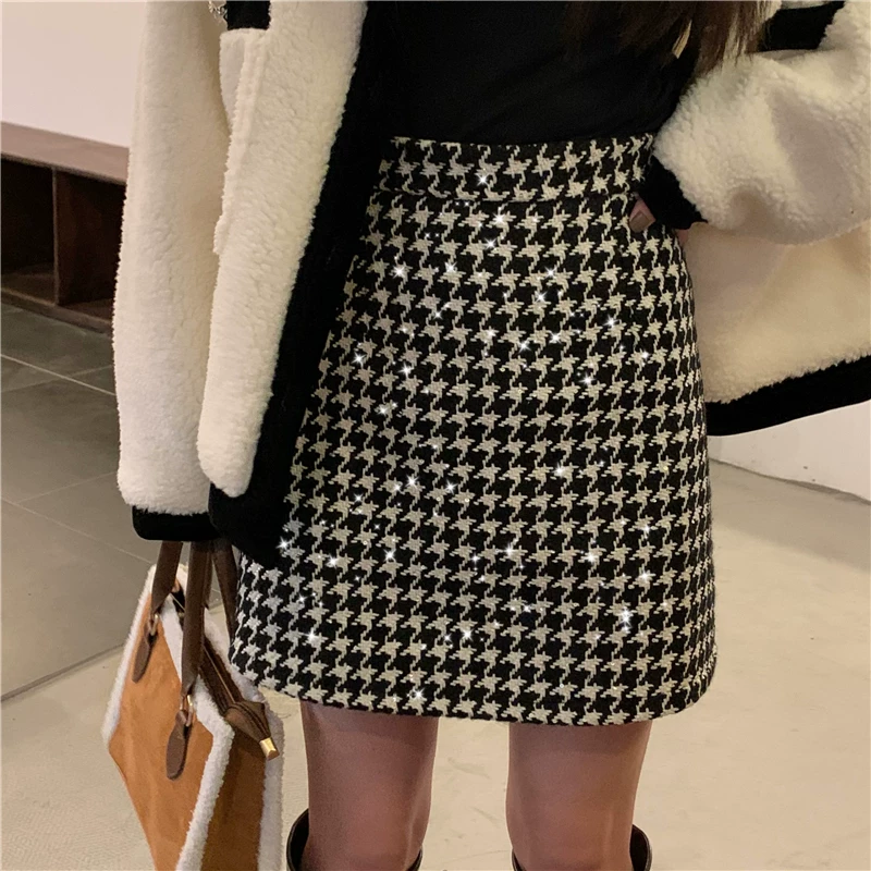 Váy kẻ sọc đỏ len cỡ lớn dành cho nữ, mùa thu đông, phối cùng áo len, váy ôm sát, váy ngắn chữ A kiểu Chanel giúp thon gọn.