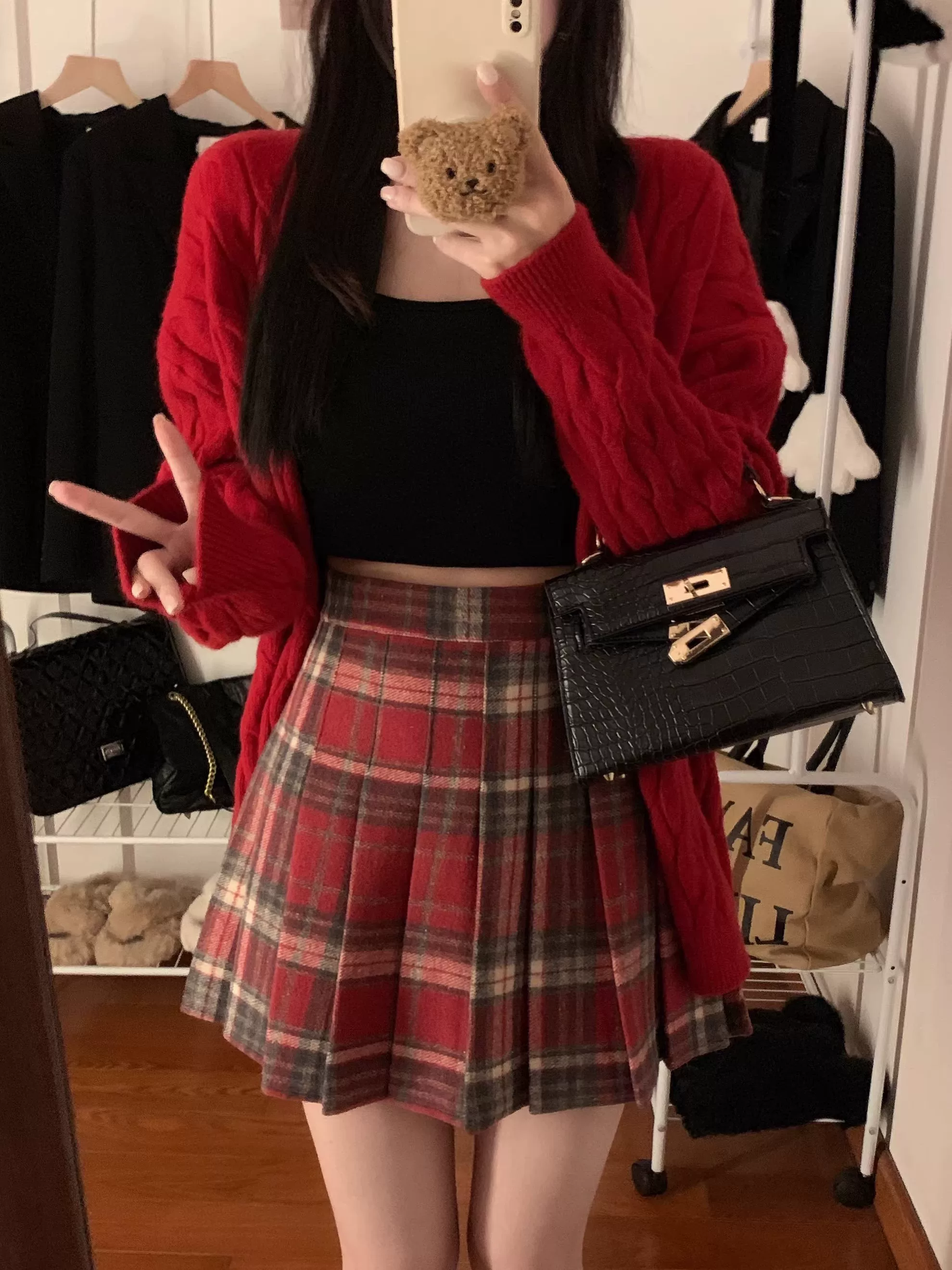 Váy xếp ly kẻ sọc đỏ len phong cách đại học dành cho nữ, mùa thu đông, cỡ lớn, eo cao, dáng nhỏ nhắn, váy ngắn chữ A giúp thon gọn.