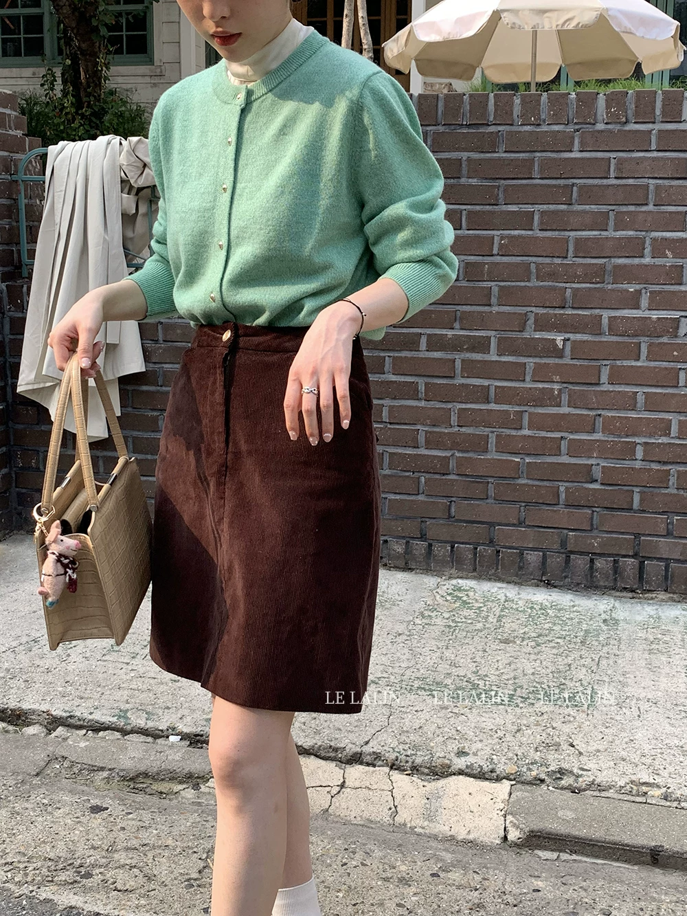 Váy midi nhung kẻ màu nâu cỡ lớn dành cho nữ, váy chữ A cạp cao tôn dáng mùa thu đông, váy ngắn ôm hông chống lộ.