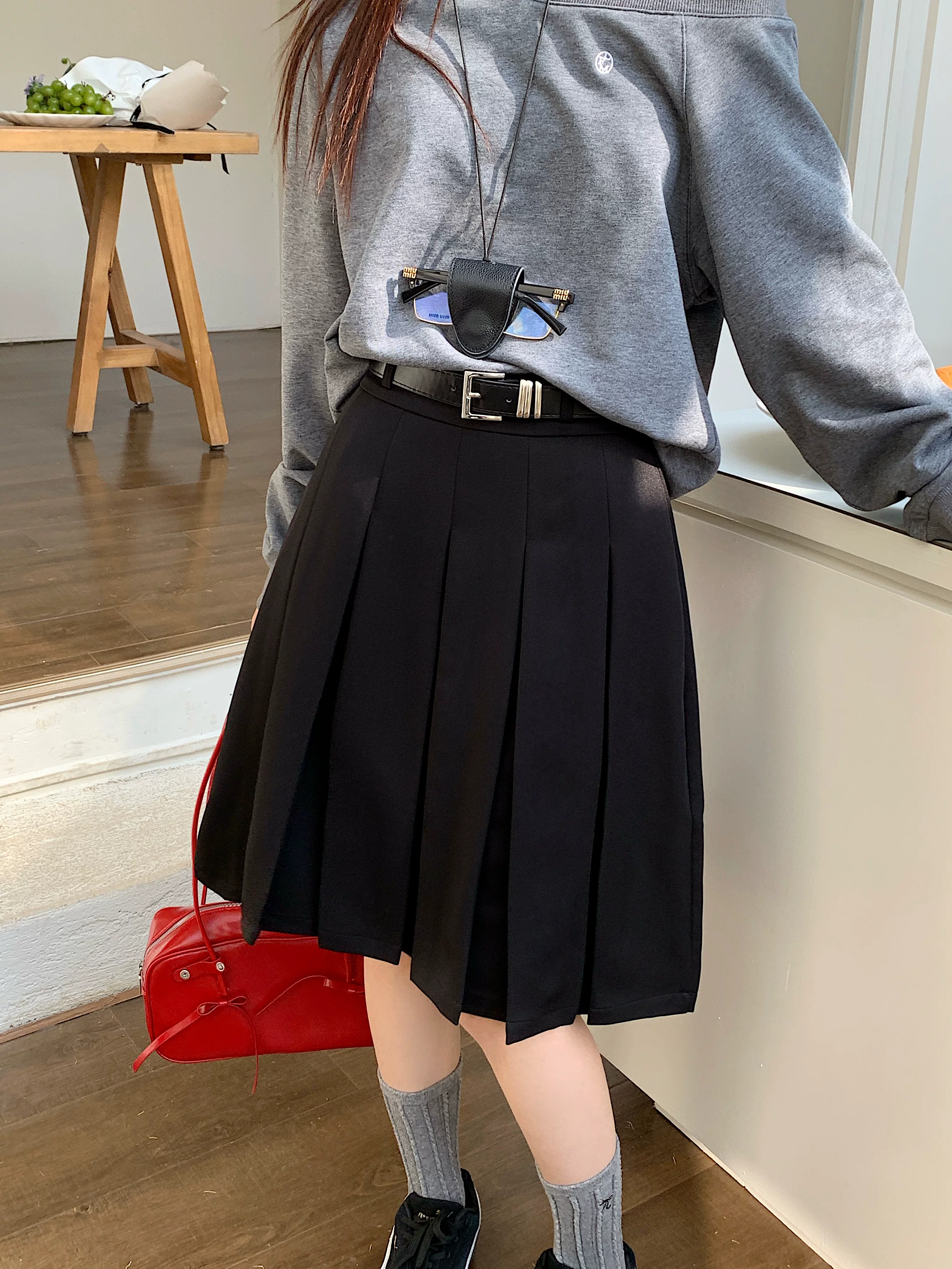 Váy xếp ly dài vừa phải màu xám cỡ lớn dành cho nữ, mùa xuân hè, dành cho phụ nữ có đường cong, phong cách preppy, váy nửa thân che hông, váy chữ A cạp cao, tôn dáng.