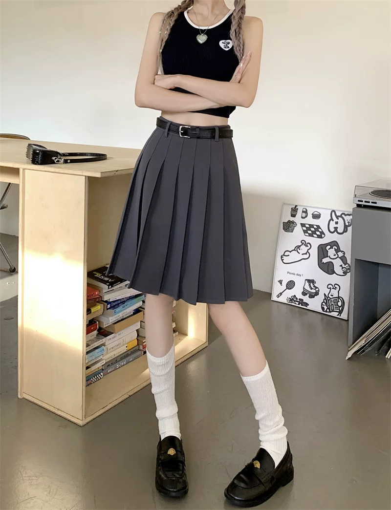 Váy xếp ly màu xám cỡ lớn, váy chữ A màu trắng dài ngang đùi, cạp cao, tôn dáng, dành cho nữ mùa hè, phong cách preppy.