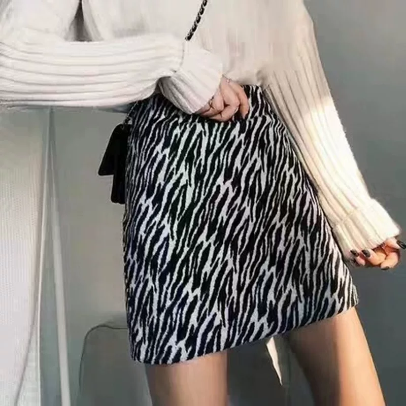 Váy len in họa tiết ngựa vằn cổ điển dành cho nữ trong mùa thu đông, váy ngắn đa năng eo cao cỡ lớn dành cho người béo mm, váy ngắn đa năng che hông và váy chữ A