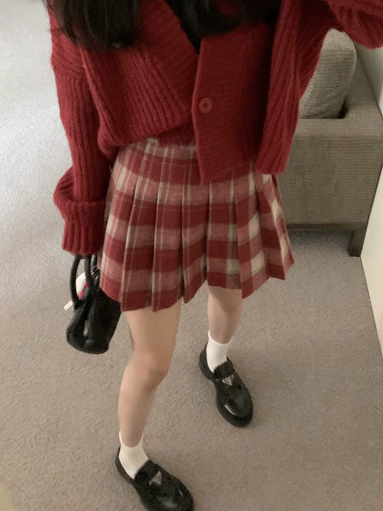 Váy xếp ly kẻ sọc đỏ cổ điển bằng len cỡ lớn dành cho nữ, mùa thu đông, váy ngắn chữ A eo cao thon gọn dành cho người nhỏ nhắn.