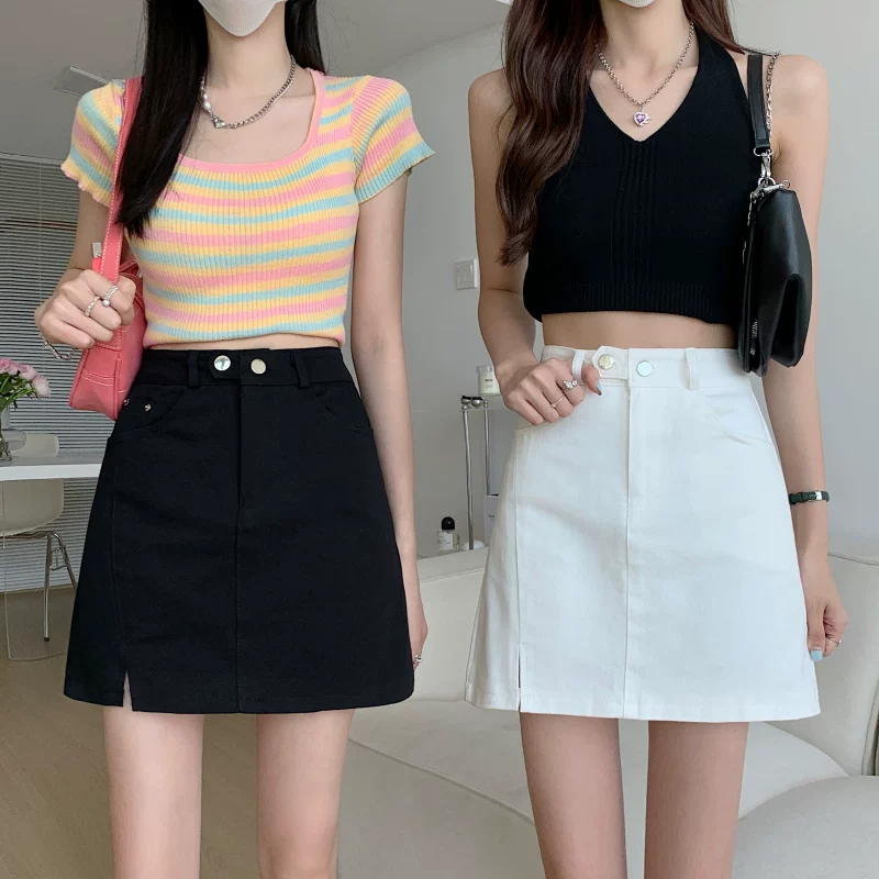 Váy denim trắng dáng xòe, có đường xẻ bên, kiểu dáng ôm dáng tôn vóc dáng, hợp thời trang mùa hè dành cho phụ nữ có đường cong.