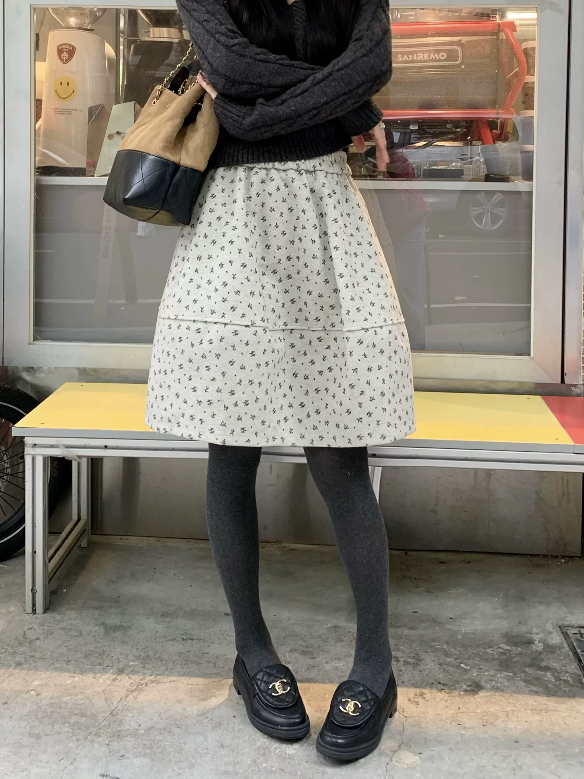 Váy len hoa, cỡ lớn mùa thu đông, phong cách Miu, váy ngắn chữ A tôn dáng, váy dù dài ngang hông che hông, váy nụ hoa phồng.