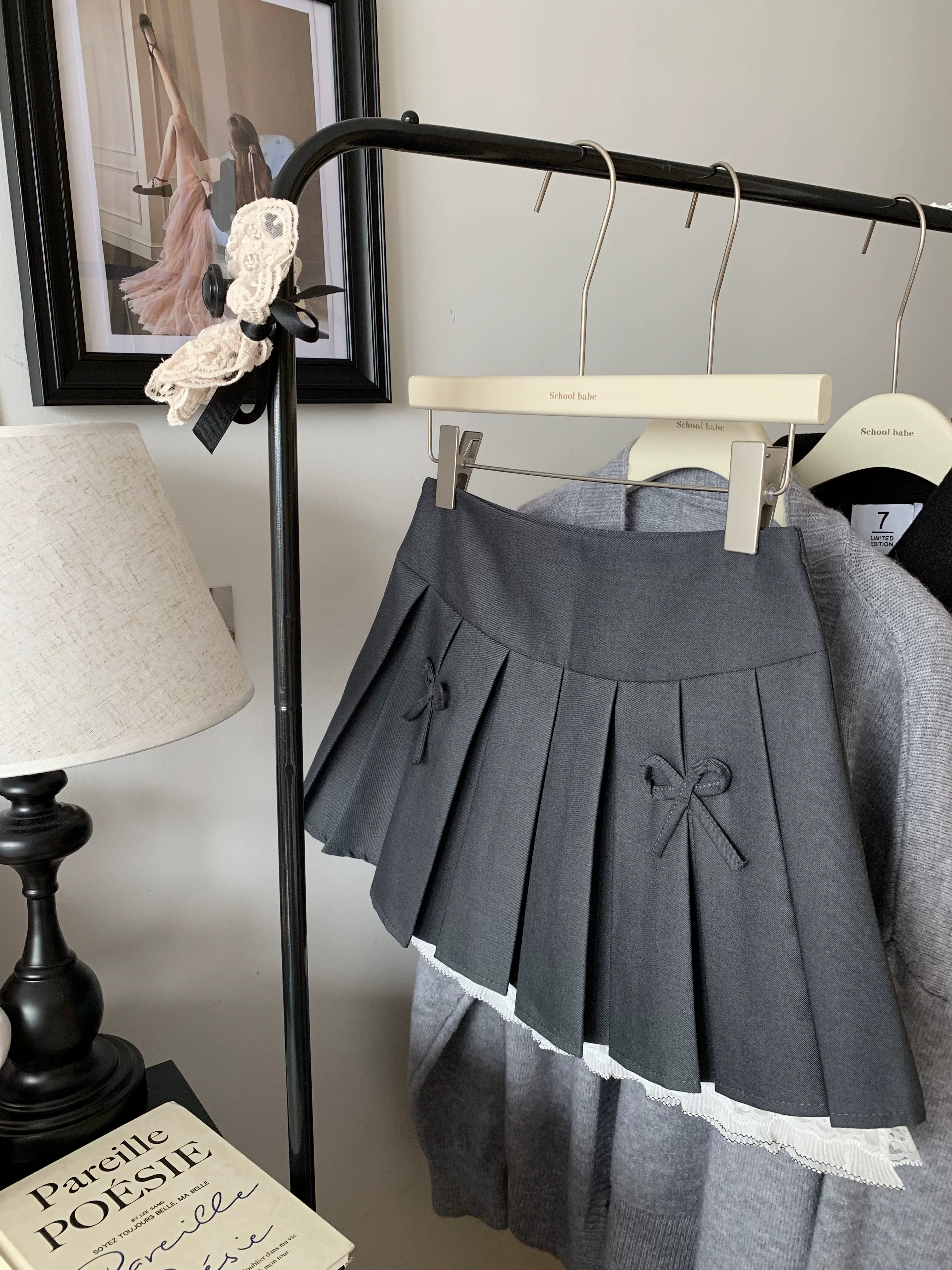 Váy dành cho nữ, váy nửa thân màu xám viền ren mùa xuân hè, váy chữ A xếp ly phồng chống lộ gợi cảm có nơ