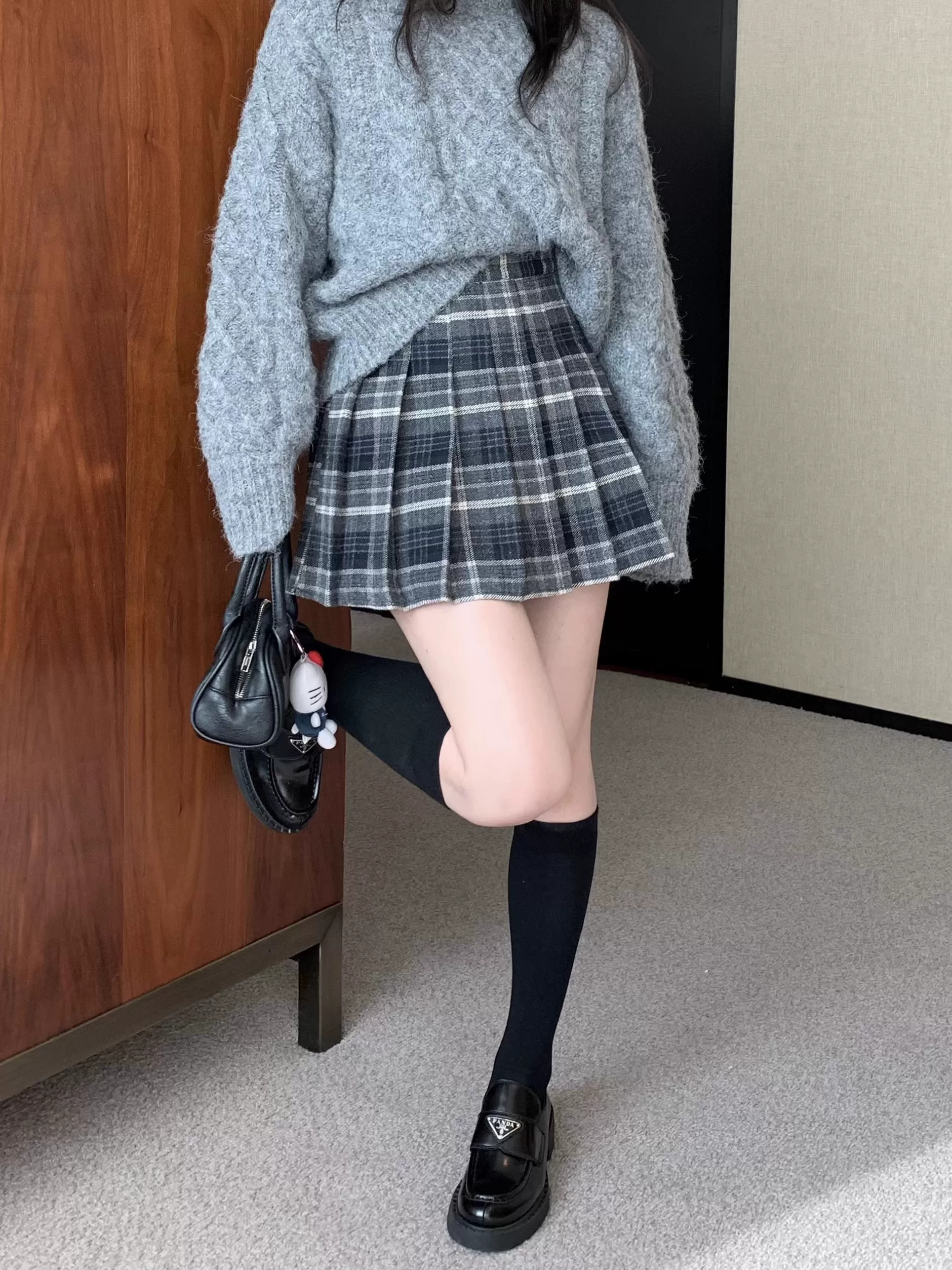 Váy ngắn kẻ sọc nâu cỡ lớn dành cho nữ, váy xếp ly chữ A dày dặn bằng len mùa thu đông, váy quần short an toàn cạp cao giúp thon gọn.