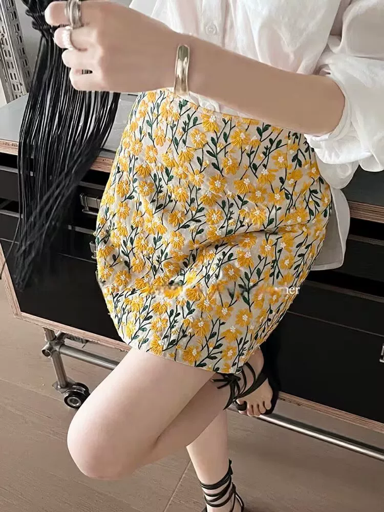 Váy thêu hoa cúc cỡ lớn dành cho nữ, váy chữ A ba chiều dày dặn mùa hè, váy ngắn xẻ tà cao eo tôn dáng.